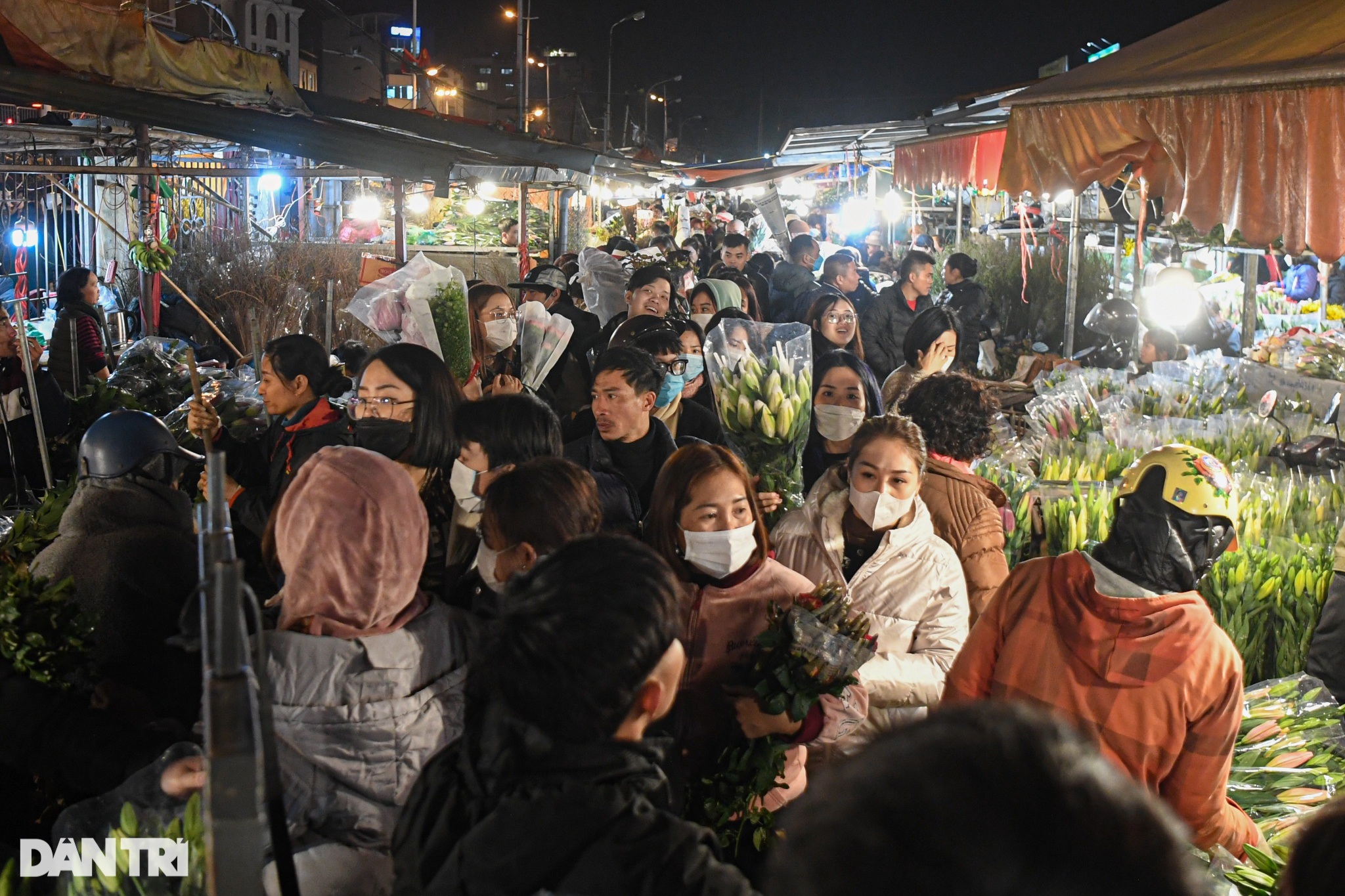 Đông nghịt người chen chân giữa đêm mua bán tại chợ hoa lớn nhất Hà Nội - 3