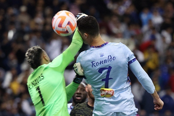 Hành động đáng yêu của Mbappe khi C.Ronaldo bị sưng mặt - 1