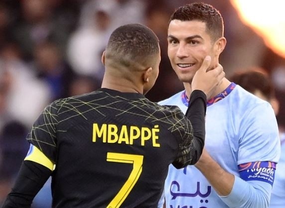 Hành động đáng yêu của Mbappe khi C.Ronaldo bị sưng mặt - 3