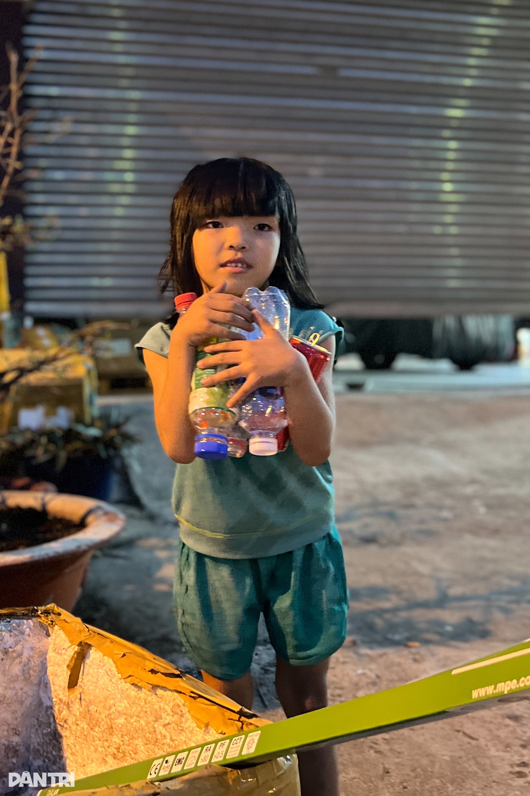 Giao thừa của người phụ nữ 12 năm ôm con cháu nhặt ve chai xuyên Tết - 3 Giao thừa của người phụ nữ 12 năm ôm con cháu nhặt ve chai xuyên Tết - 3