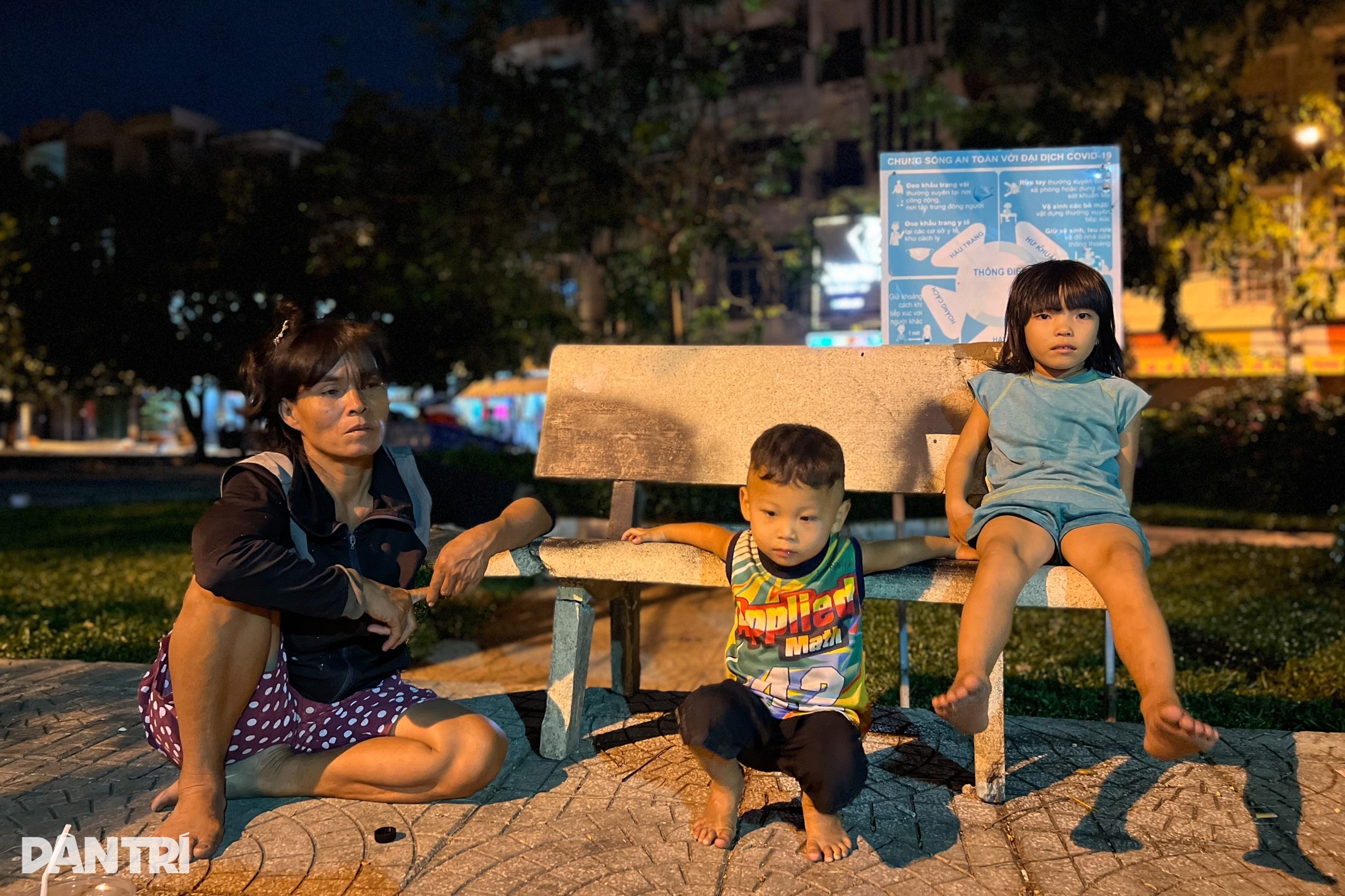 Giao thừa của người phụ nữ 12 năm ôm con cháu nhặt ve chai xuyên Tết - 7 Giao thừa của người phụ nữ 12 năm ôm con cháu nhặt ve chai xuyên Tết - 7