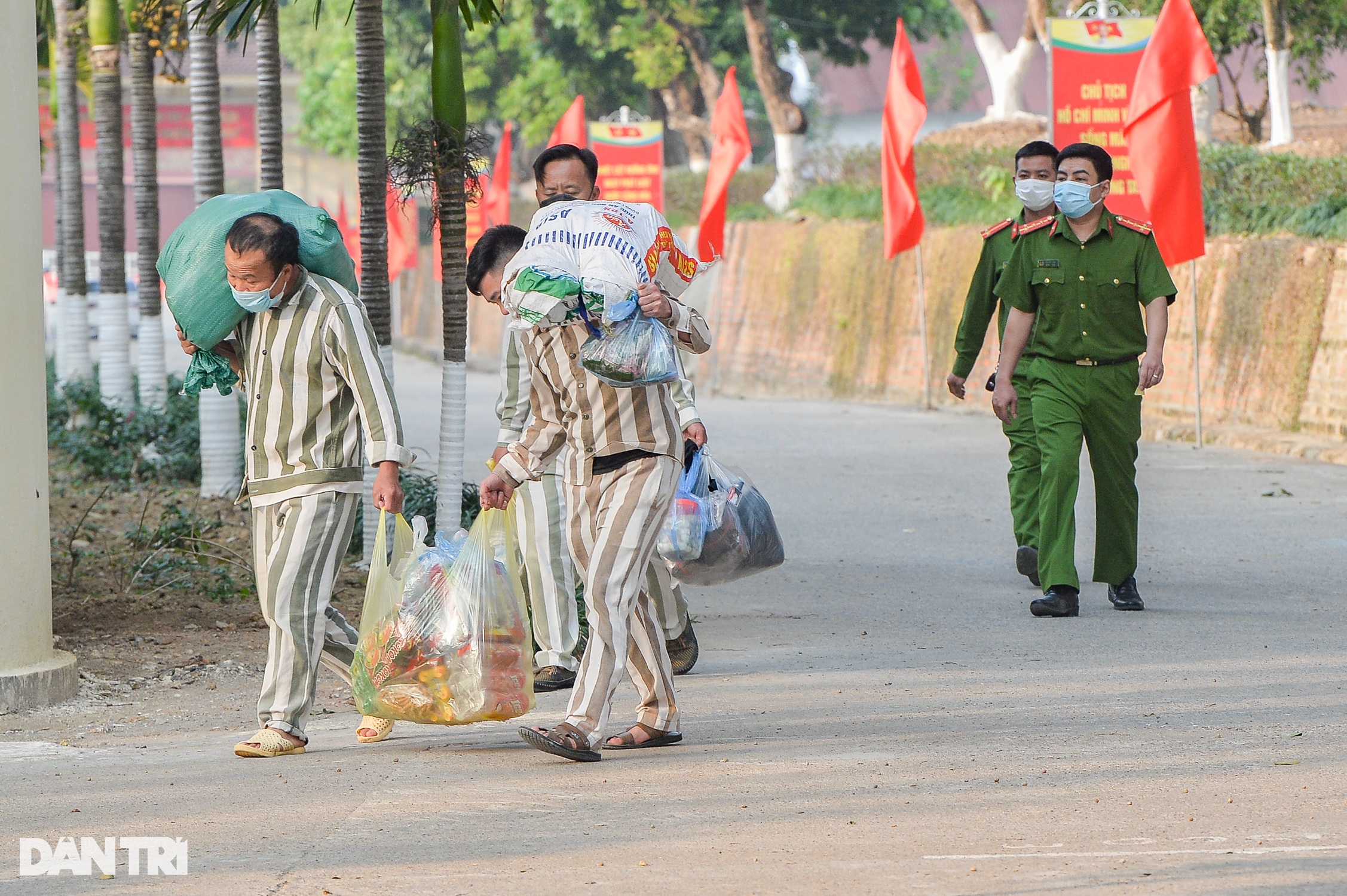 Đêm giao thừa lặng lẽ của vợ chồng cán bộ quản lý trại giam - 3