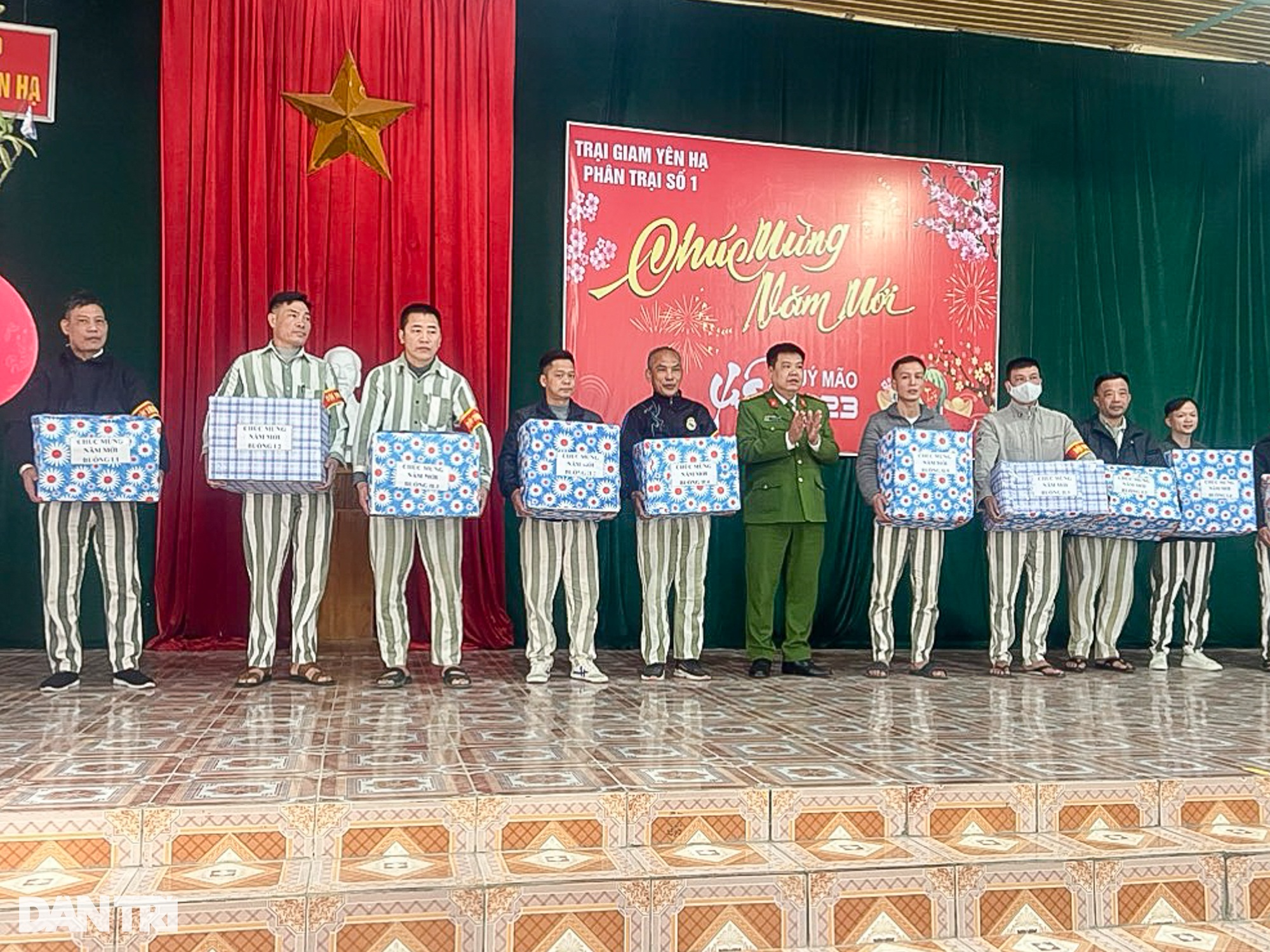 Đêm giao thừa lặng lẽ của vợ chồng cán bộ quản lý trại giam - 2 Đêm giao thừa lặng lẽ của vợ chồng cán bộ quản lý trại giam - 2