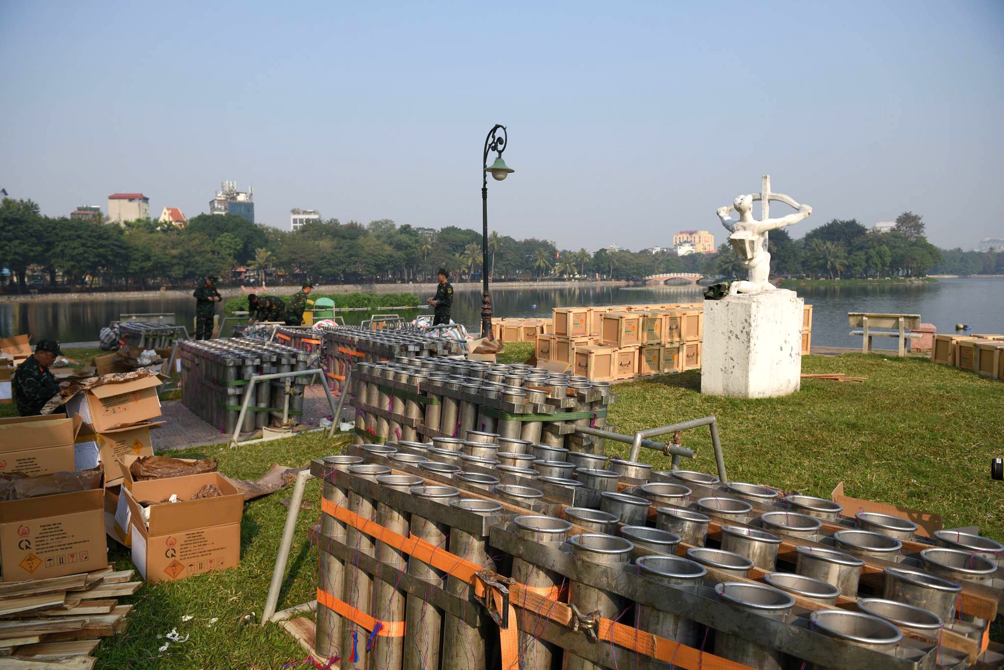 Cận cảnh lắp đặt dàn pháo hoa tầm cao 600 quả tại công viên Thống Nhất - 13