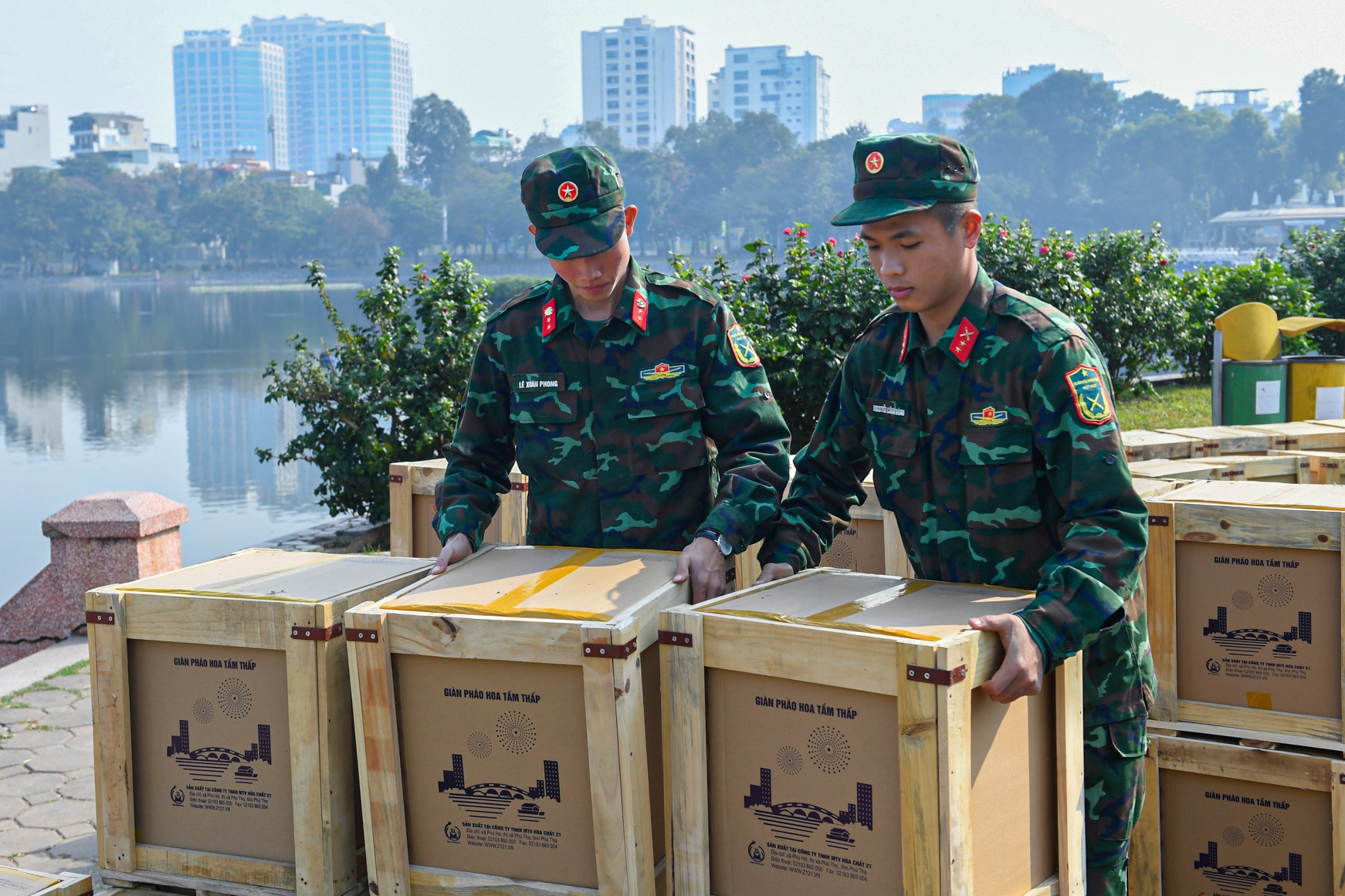 Cận cảnh lắp đặt dàn pháo hoa tầm cao 600 quả tại công viên Thống Nhất - 2