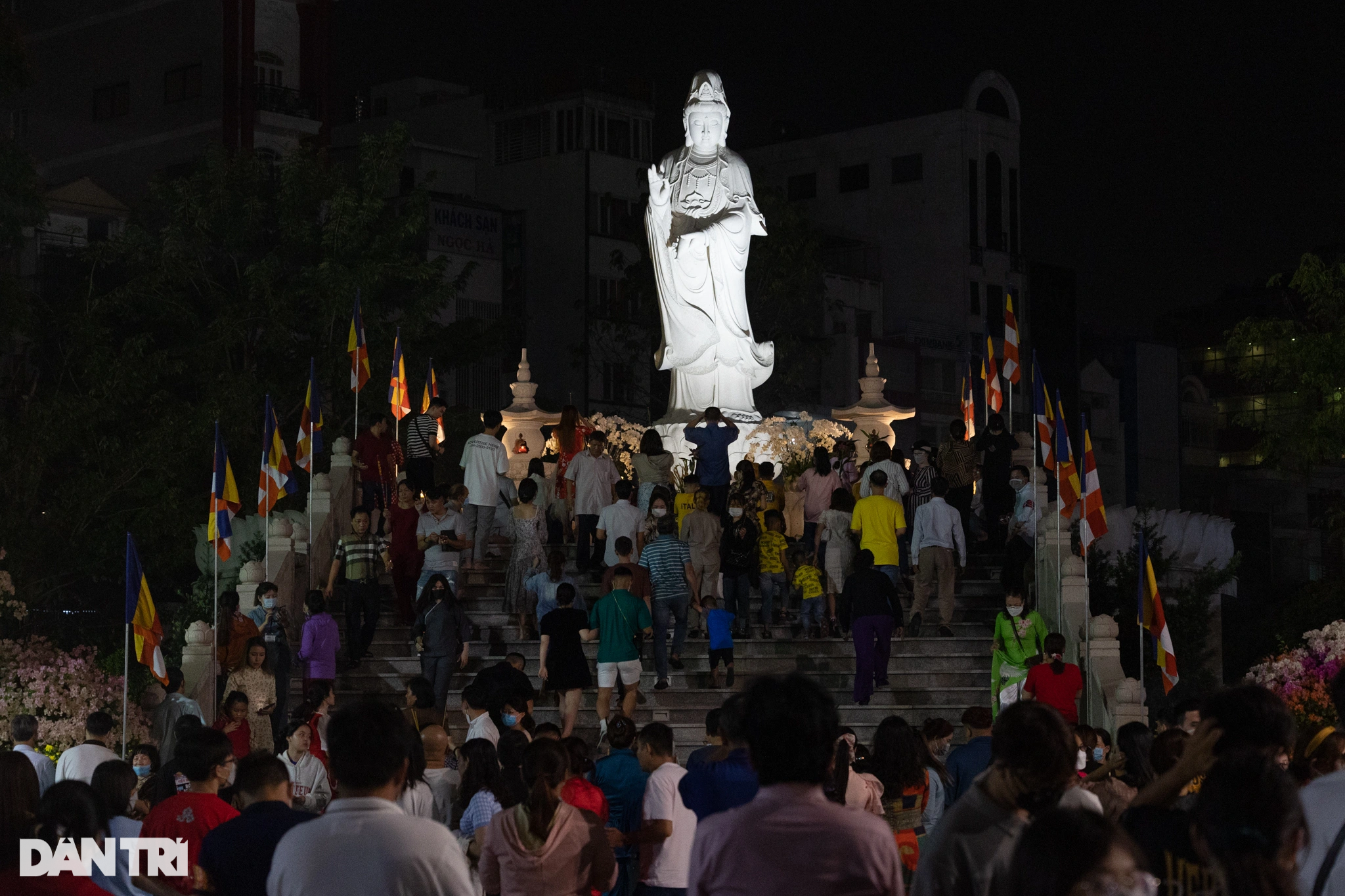 Người dân TPHCM đi chùa rạng sáng mùng 1 Tết để cầu may mắn - 1