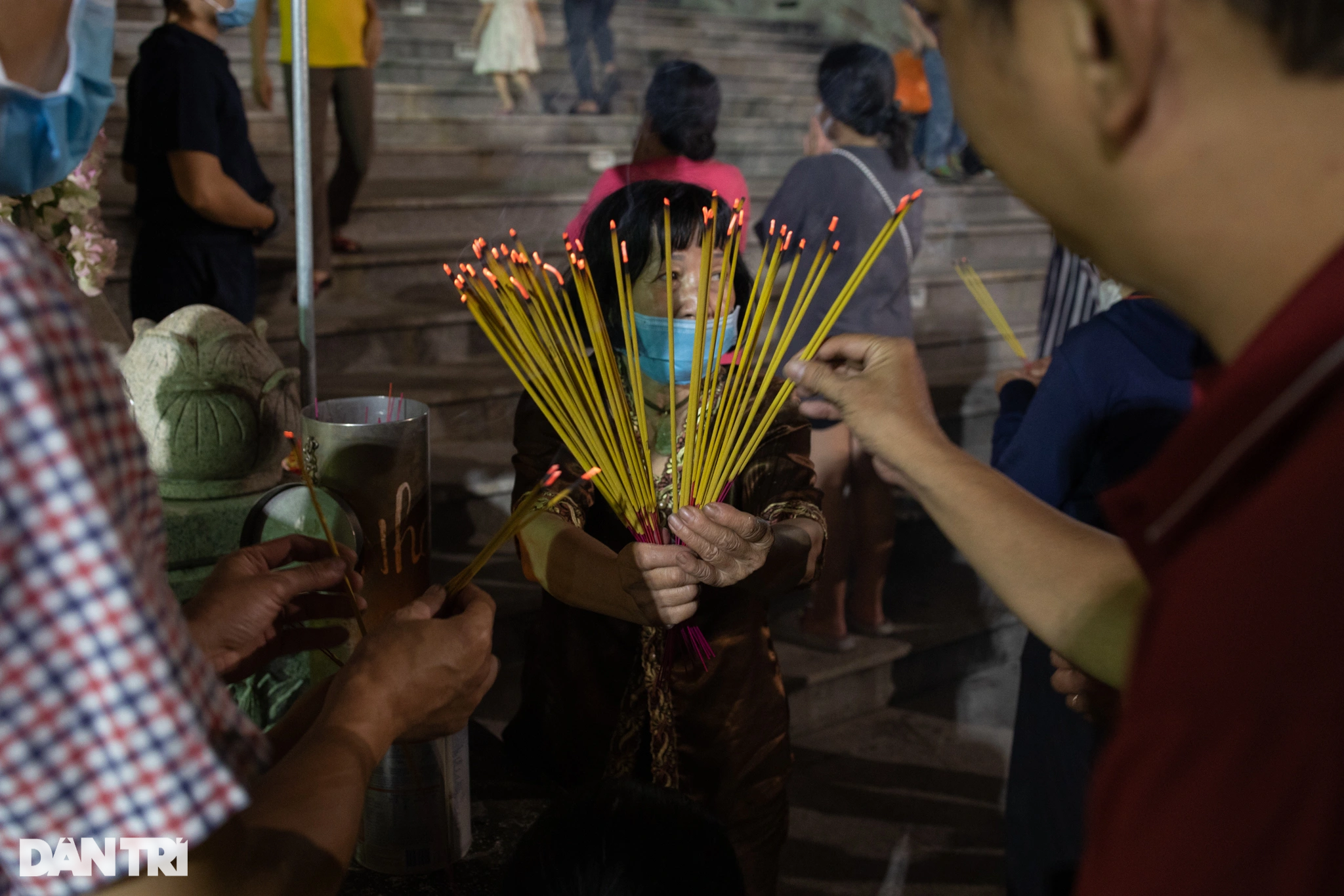 Người dân TPHCM đi chùa rạng sáng mùng 1 Tết để cầu may mắn - 4