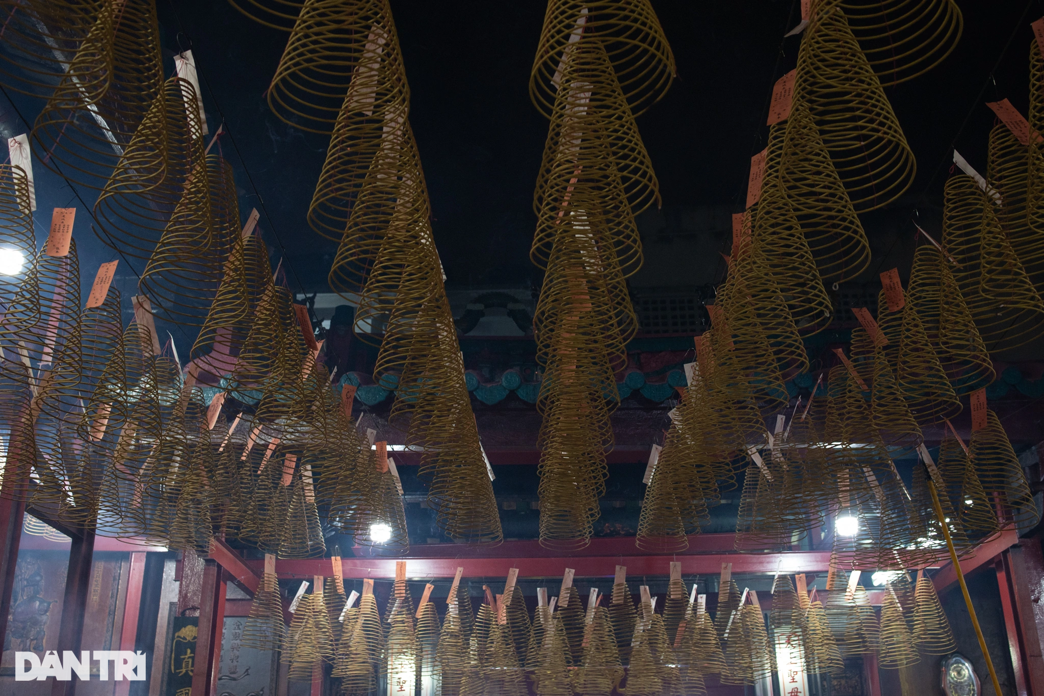 Người dân TPHCM đi chùa rạng sáng mùng 1 Tết để cầu may mắn - 11
