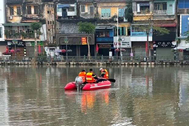 Đôi nam nữ để lại ô tô, nhảy xuống sông tự tử sáng mùng 2 Tết  - 1