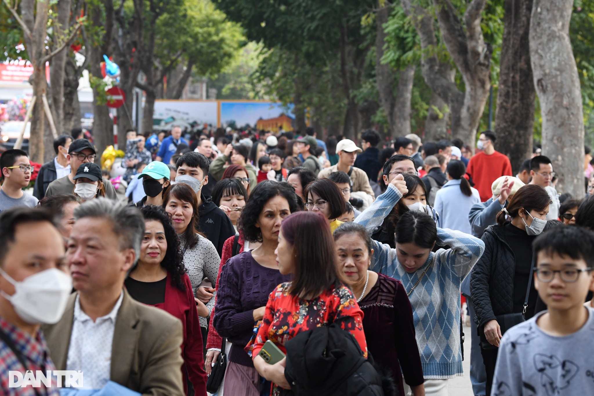 Hồ Gươm đông nghịt khách du xuân chiều mùng 2 Tết - 7