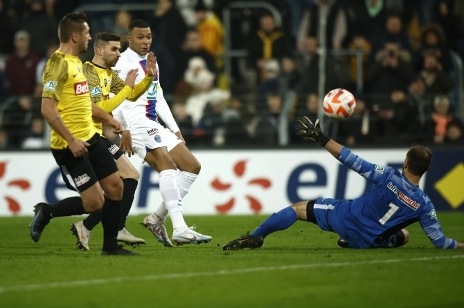 Mbappe rực sáng ghi 5 bàn trong chiến thắng 7-0 của PSG - 2