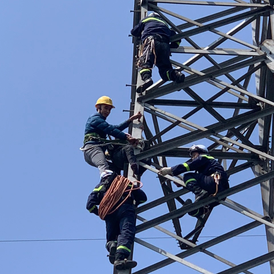 Giải cứu người phụ nữ 63 tuổi trèo lên cột điện cao 25m ở Hà Nội - 1