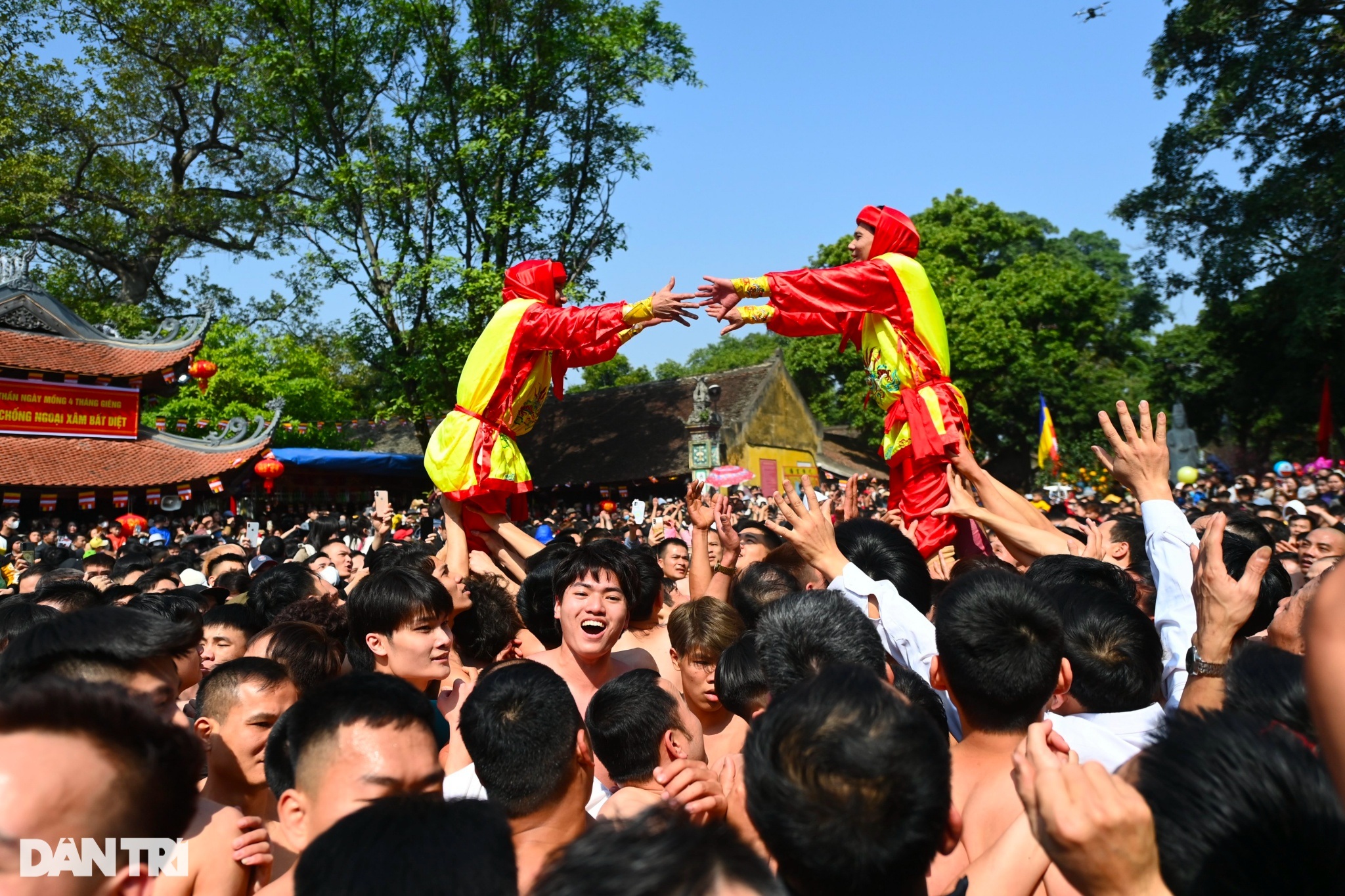 View - Rước pháo Đồng Kỵ rực rỡ, sôi động mở đầu tháng lễ hội trải khắp miền Bắc | Báo Dân trí