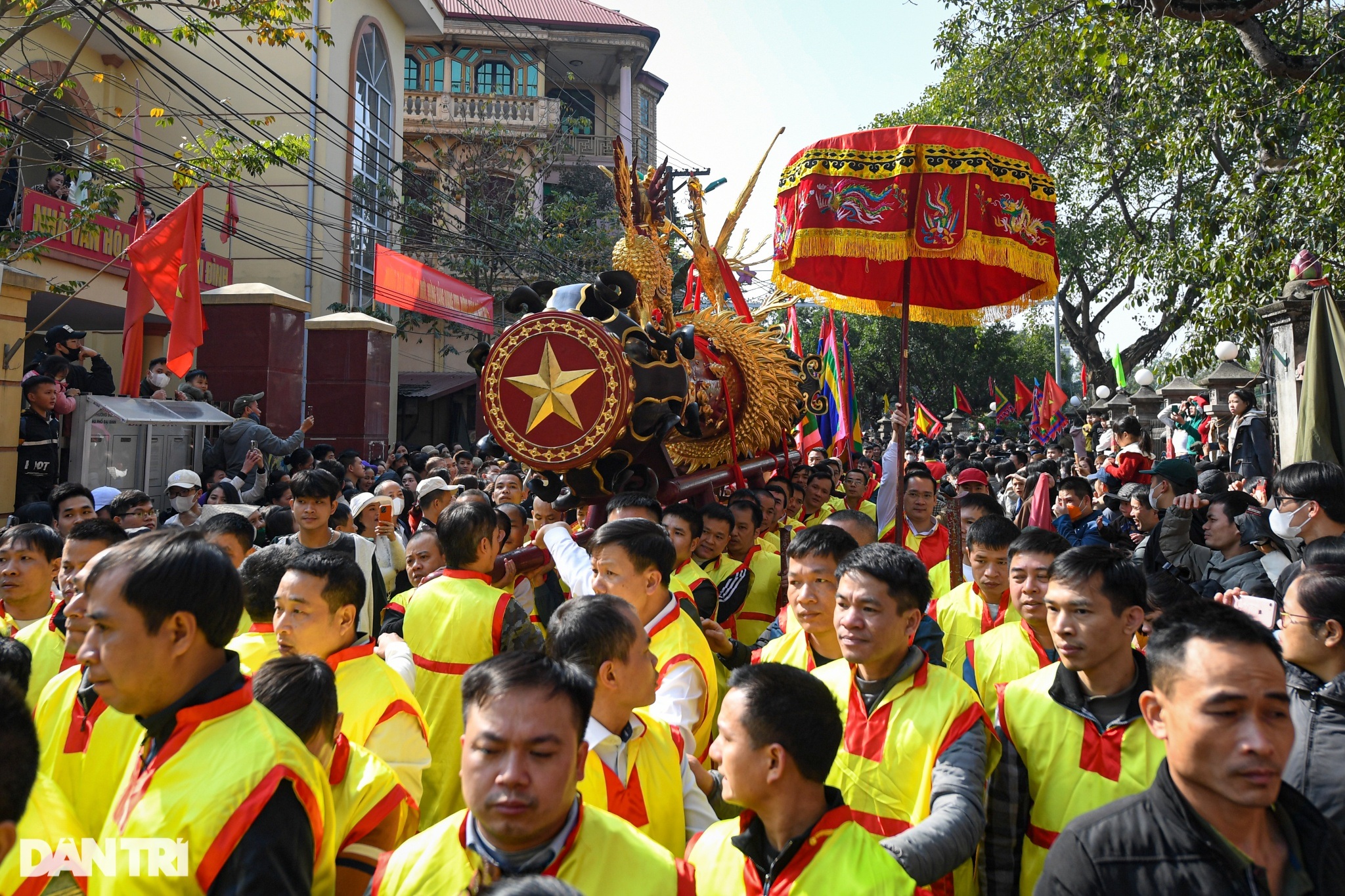 View - Rước pháo Đồng Kỵ rực rỡ, sôi động mở đầu tháng lễ hội trải khắp miền Bắc | Báo Dân trí