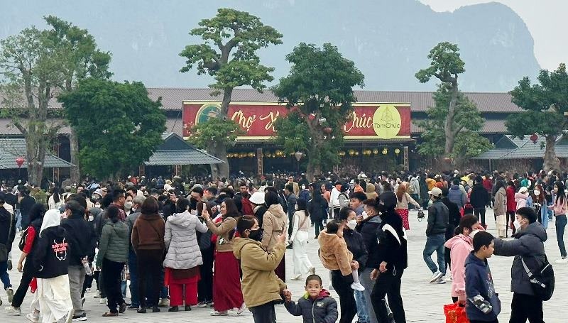 Hàng nghìn người đổ về chùa Tam Chúc du xuân - 1