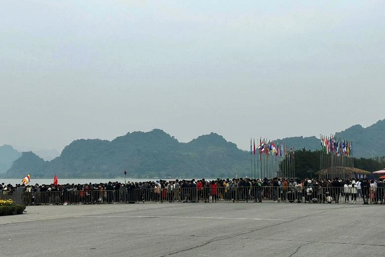 Hàng nghìn người đổ về chùa Tam Chúc du xuân - 2