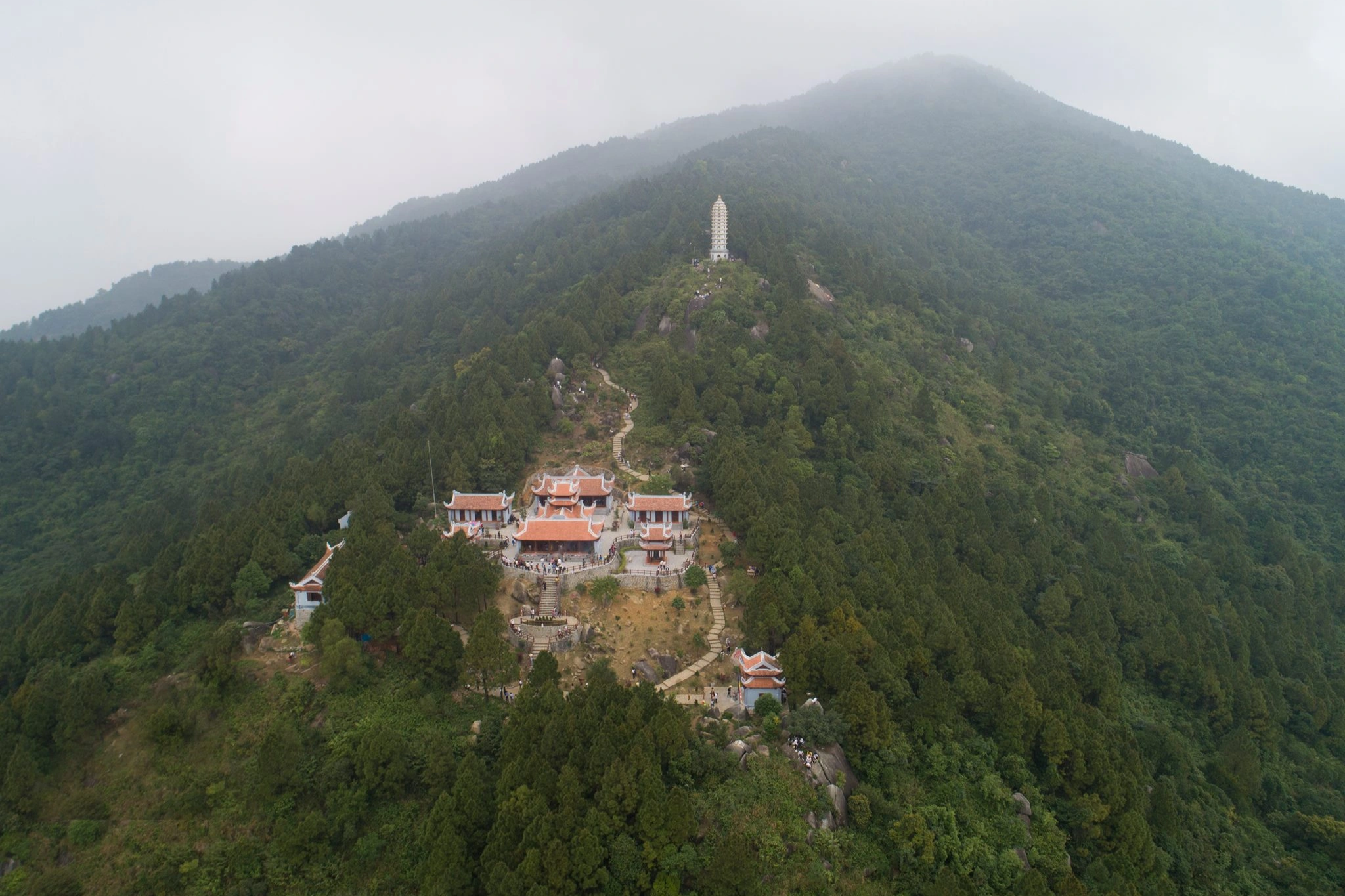 Du khách đội mưa lên ngôi chùa ở đỉnh đẹp nhất trong số 99 đỉnh núi Hồng - 1