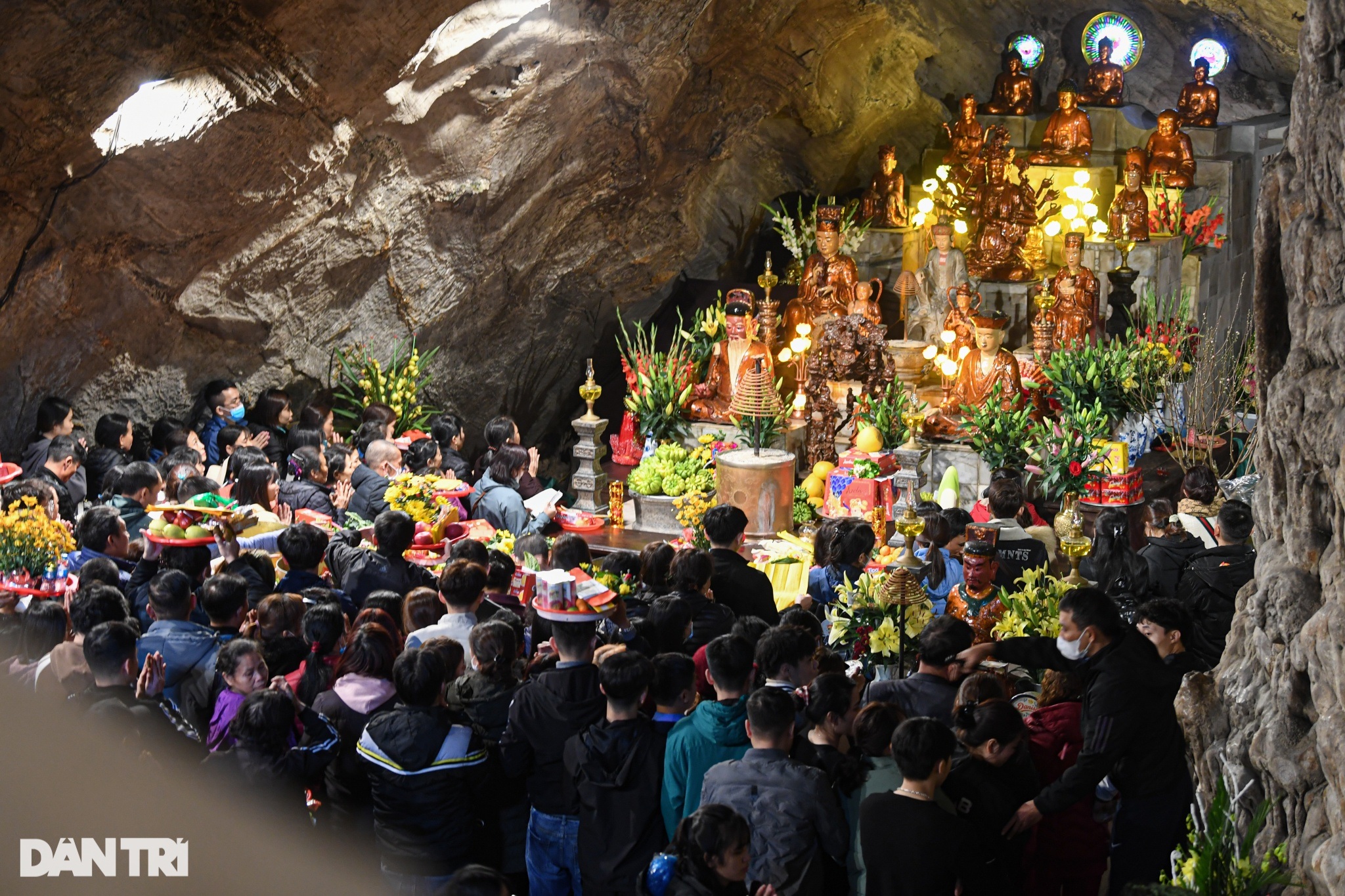 Hàng vạn người chen chân lễ bái ngày chính hội chùa Hương - 14