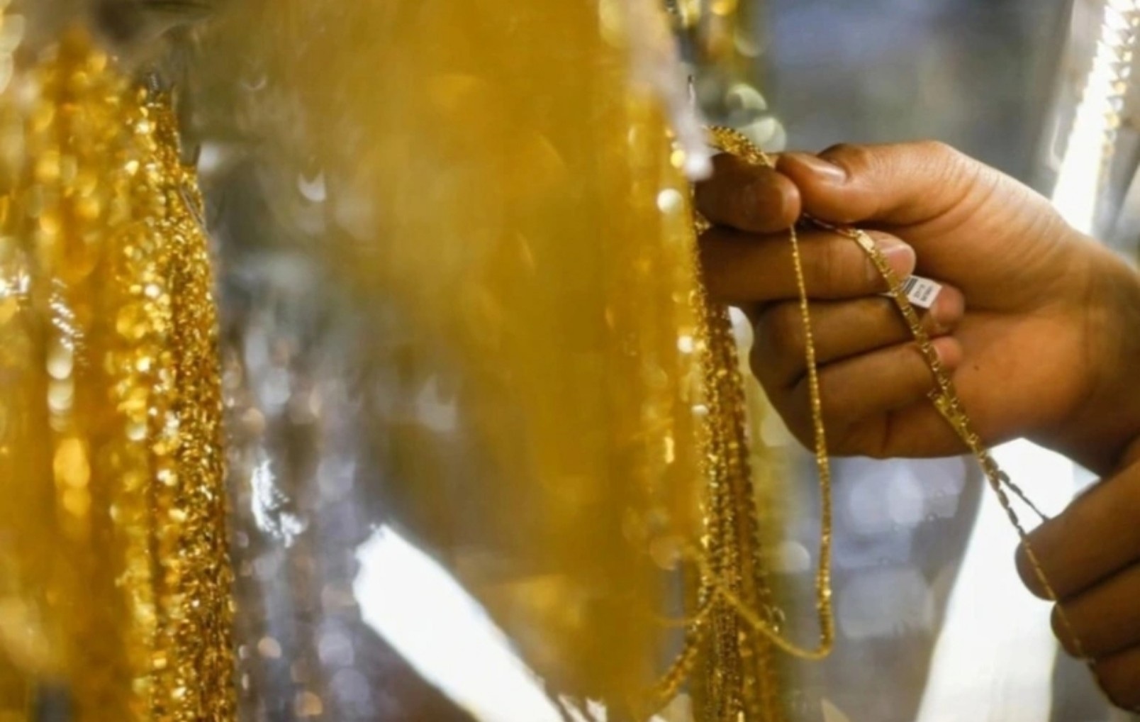 Bắt kẻ mua vàng giả trộn vàng thật để lừa đảo hơn 550 triệu đồng - 1