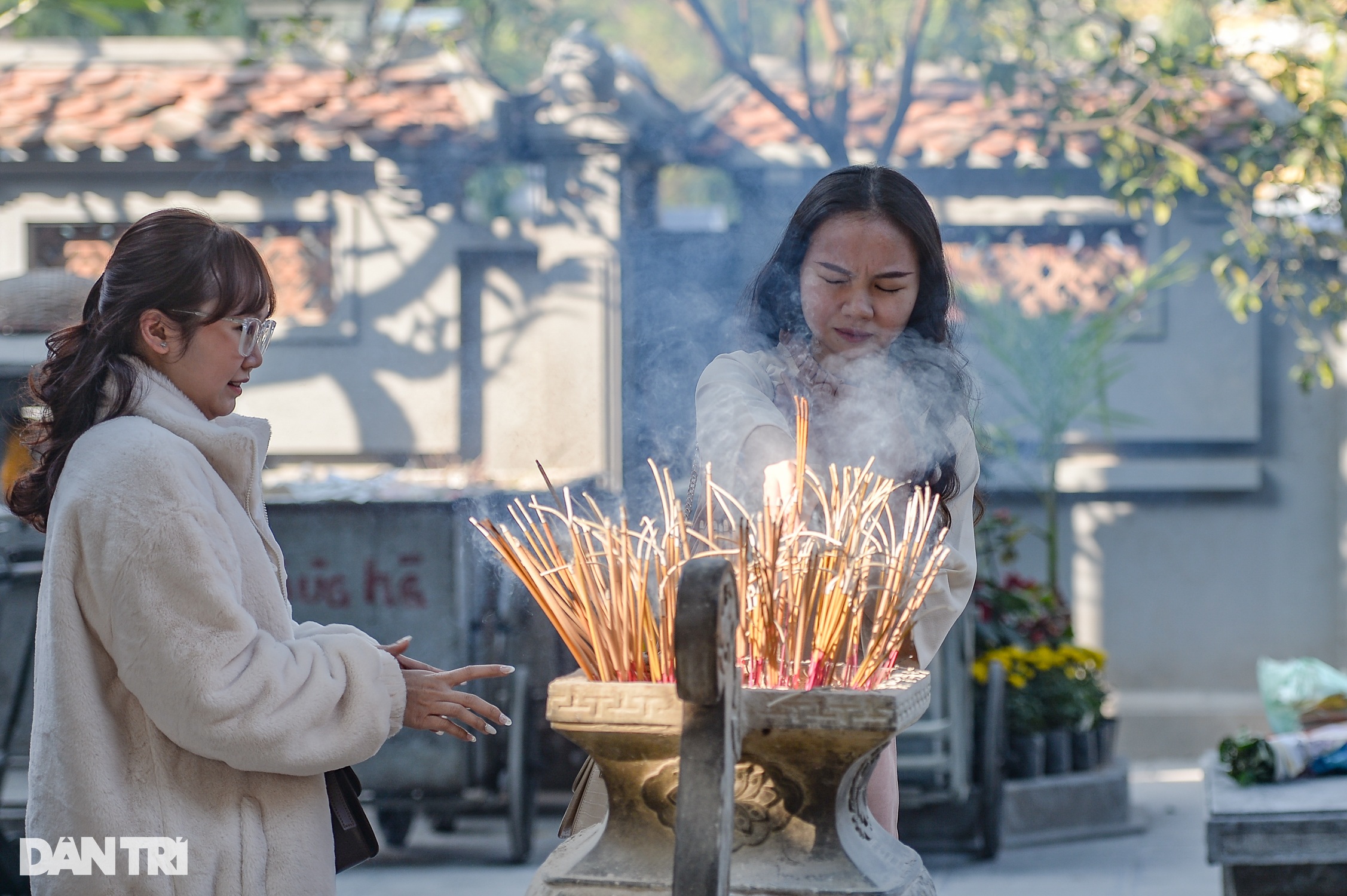 Nam thanh nữ tú tấp nập đi chùa Hà ở Hà Nội cầu duyên ngày đầu năm mới - 9