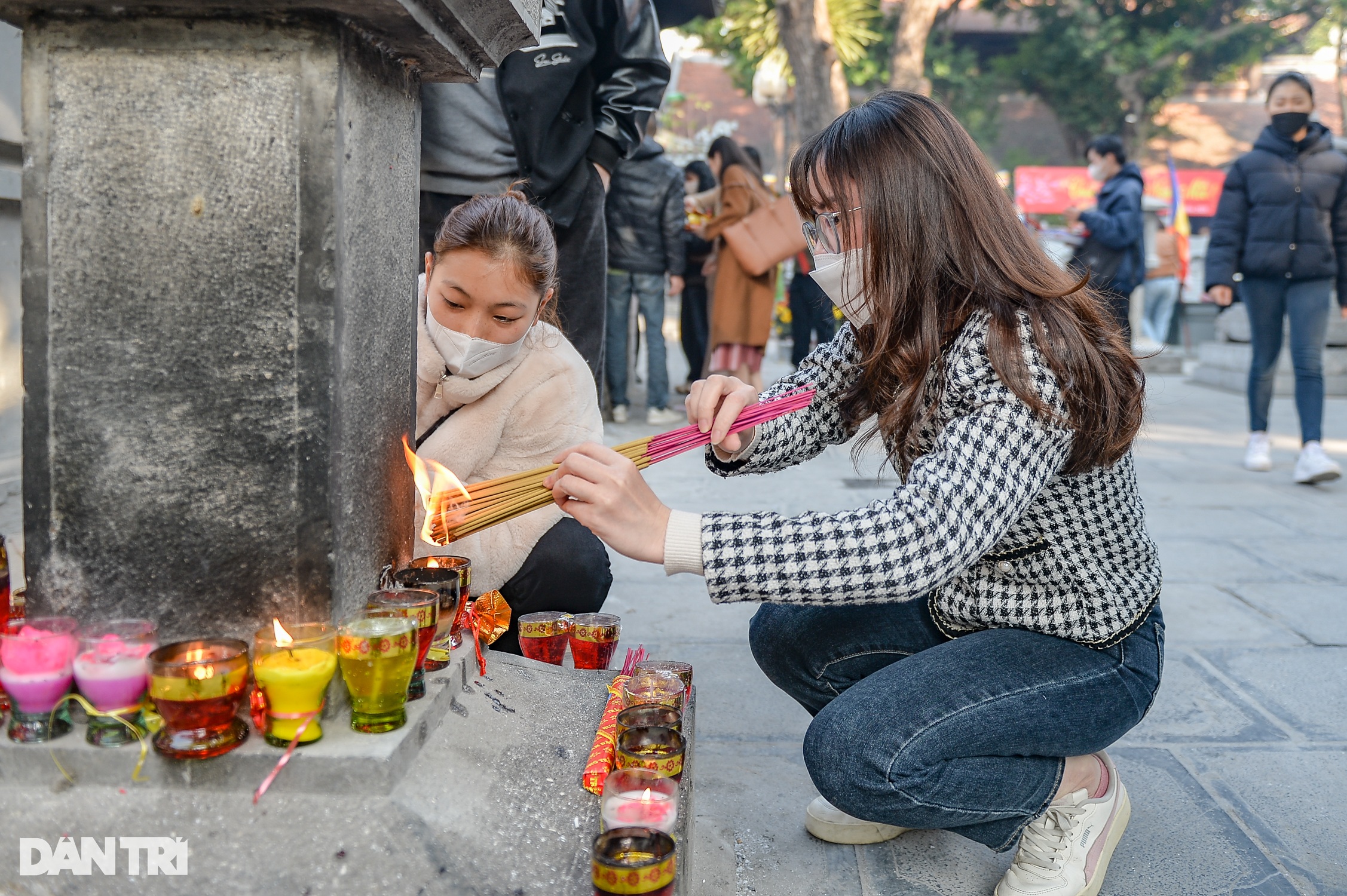 Nam thanh nữ tú tấp nập đi chùa Hà ở Hà Nội cầu duyên ngày đầu năm mới - 8
