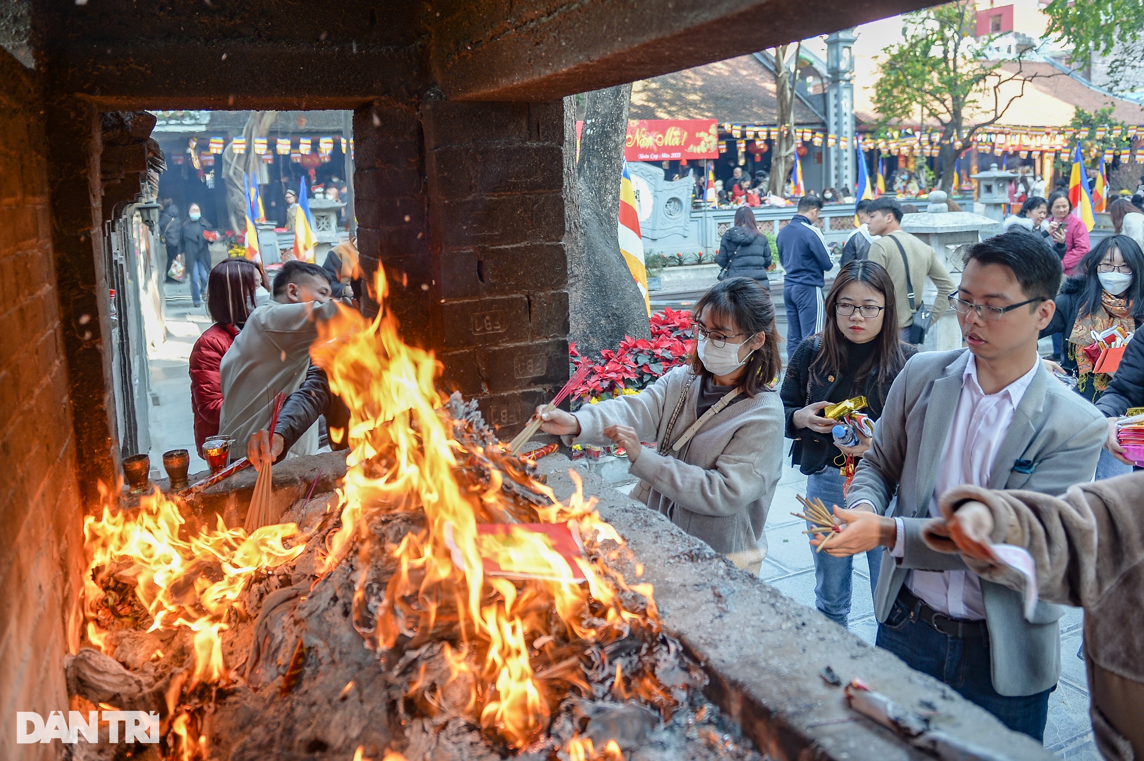 Nam thanh nữ tú tấp nập đi chùa Hà ở Hà Nội cầu duyên ngày đầu năm mới - 7