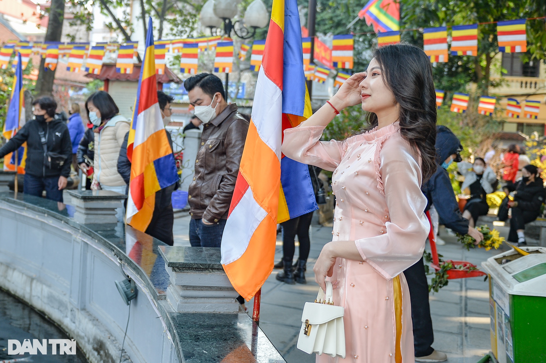 Nam thanh nữ tú tấp nập đi chùa Hà ở Hà Nội cầu duyên ngày đầu năm mới - 15 Nam thanh nữ tú tấp nập đi chùa Hà ở Hà Nội cầu duyên ngày đầu năm mới - 15