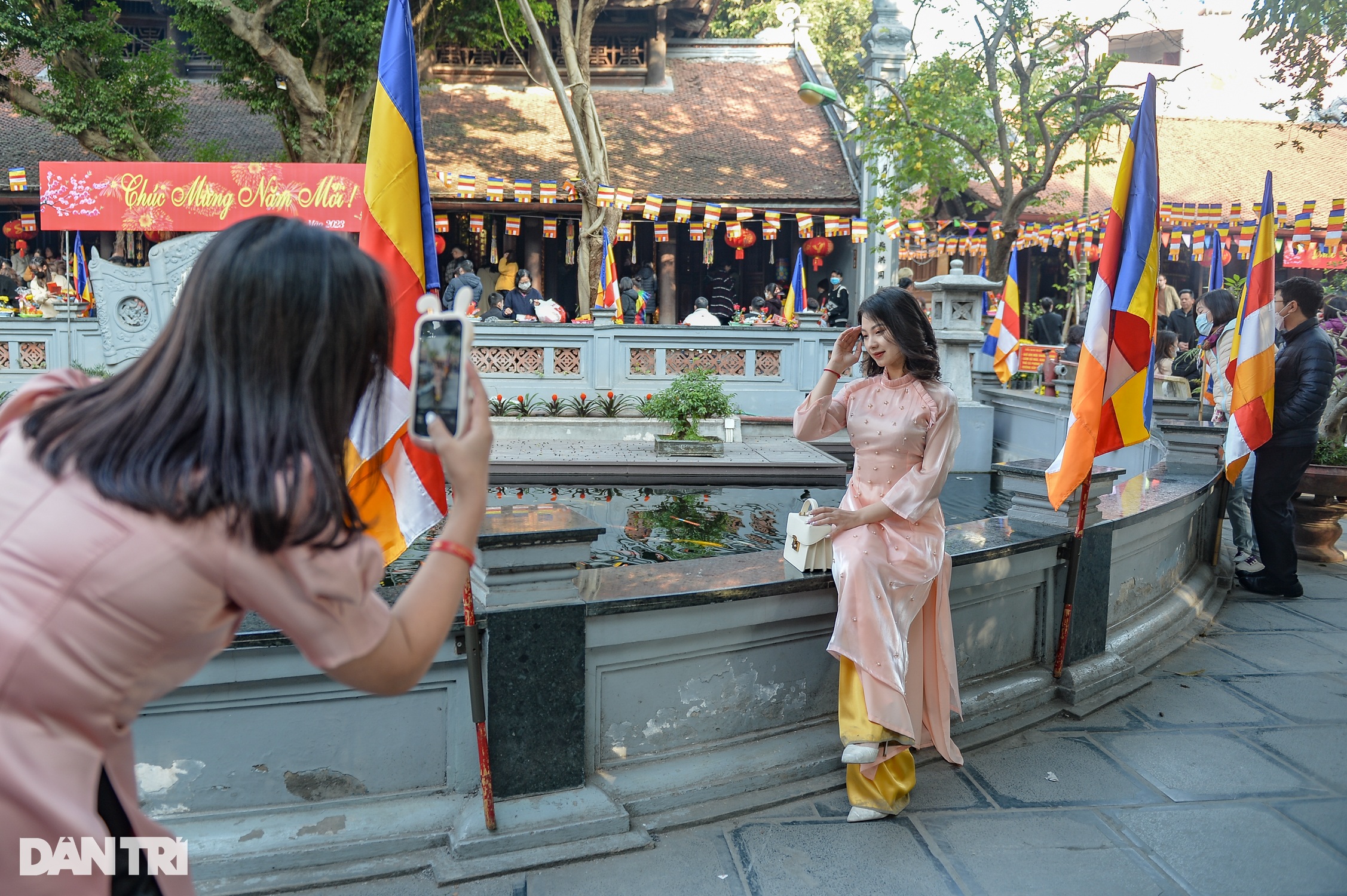 Nam thanh nữ tú tấp nập đi chùa Hà ở Hà Nội cầu duyên ngày đầu năm mới - 13