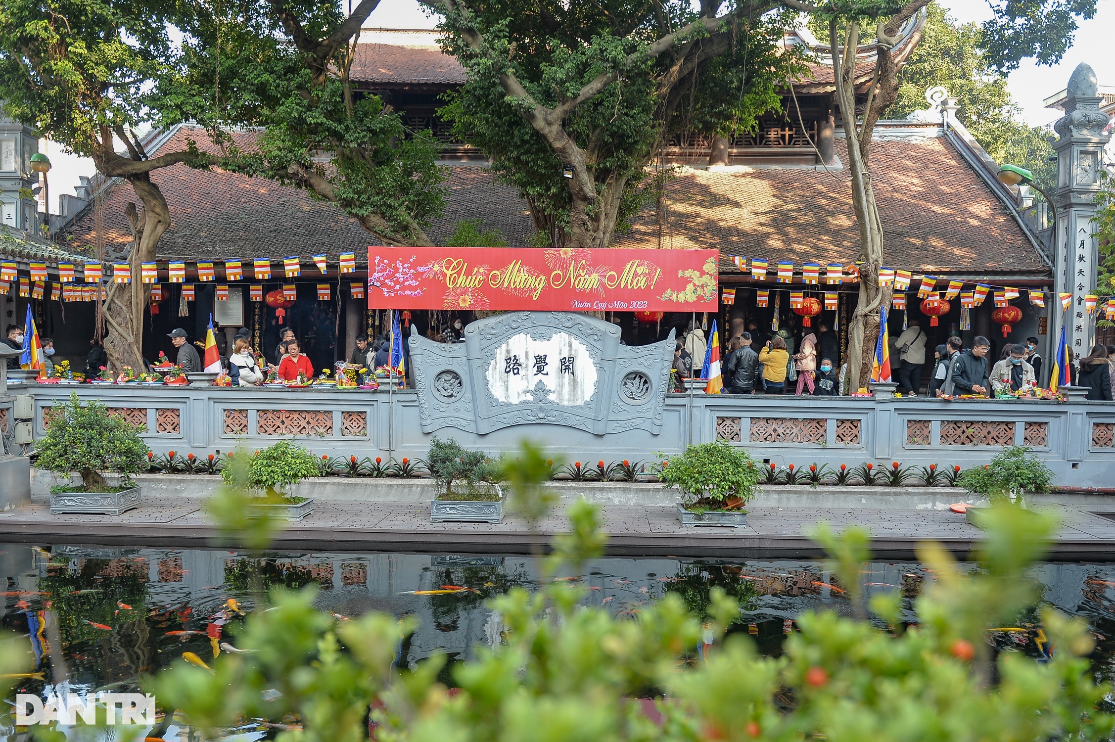Nam thanh nữ tú tấp nập đi chùa Hà ở Hà Nội cầu duyên ngày đầu năm mới - 2