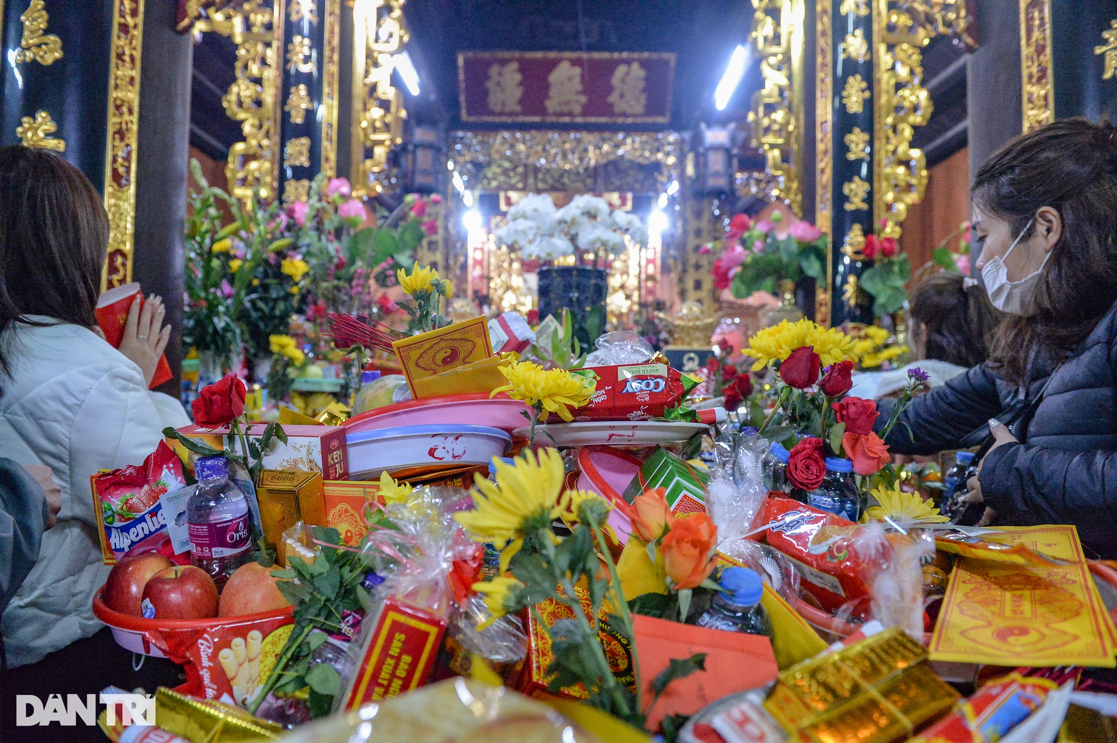 Nam thanh nữ tú tấp nập đi chùa Hà ở Hà Nội cầu duyên ngày đầu năm mới - 12