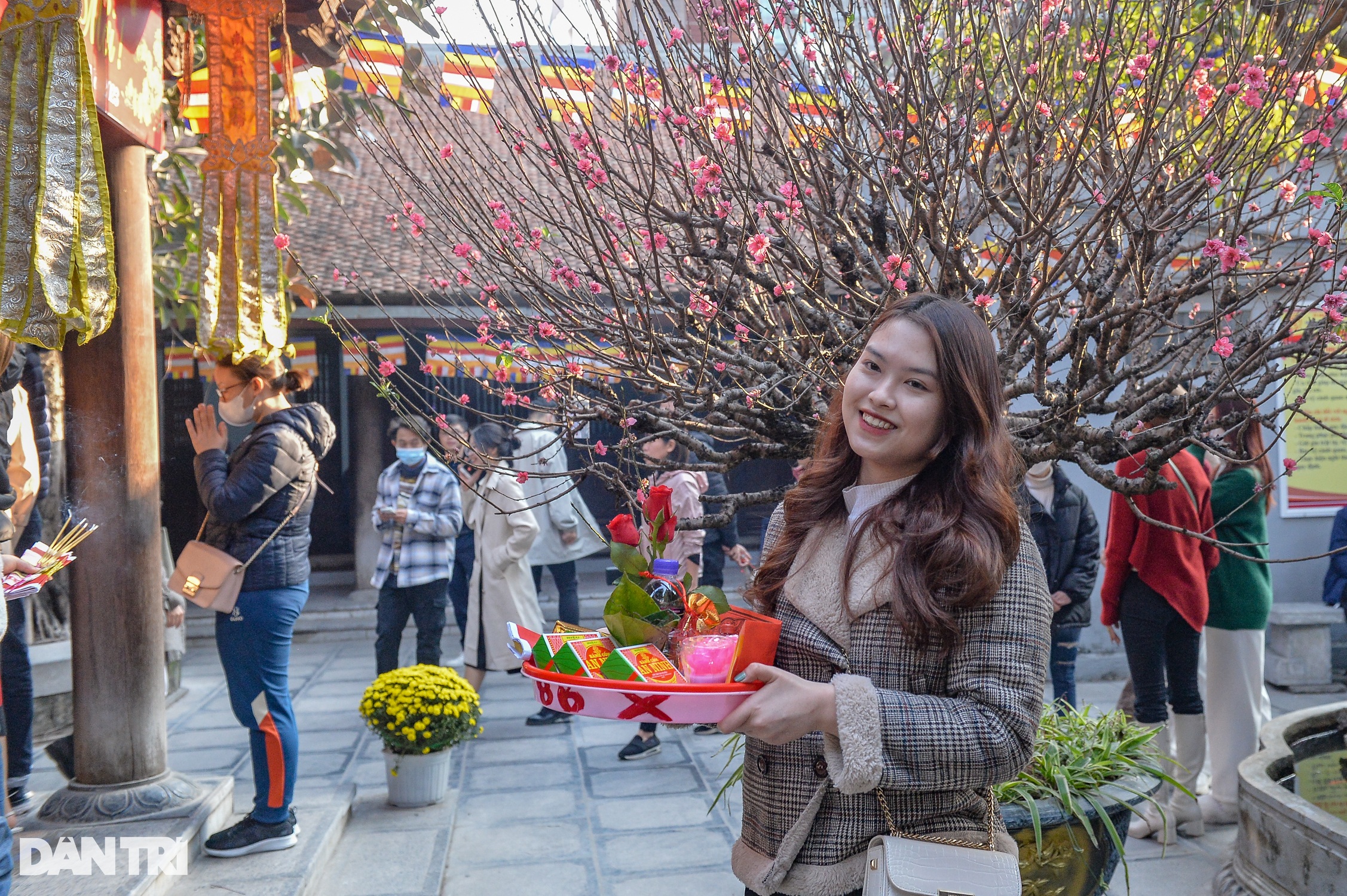 Nam thanh nữ tú tấp nập đi chùa Hà ở Hà Nội cầu duyên ngày đầu năm mới - 6