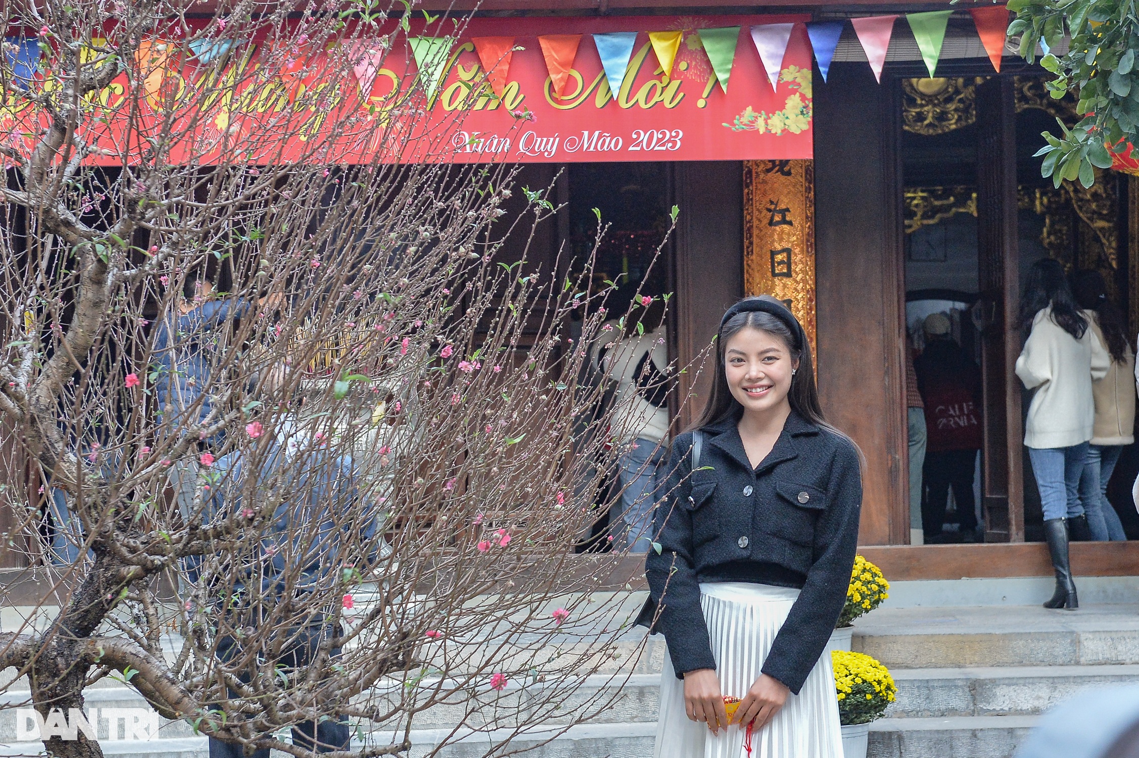 Nam thanh nữ tú tấp nập đi chùa Hà ở Hà Nội cầu duyên ngày đầu năm mới - 16