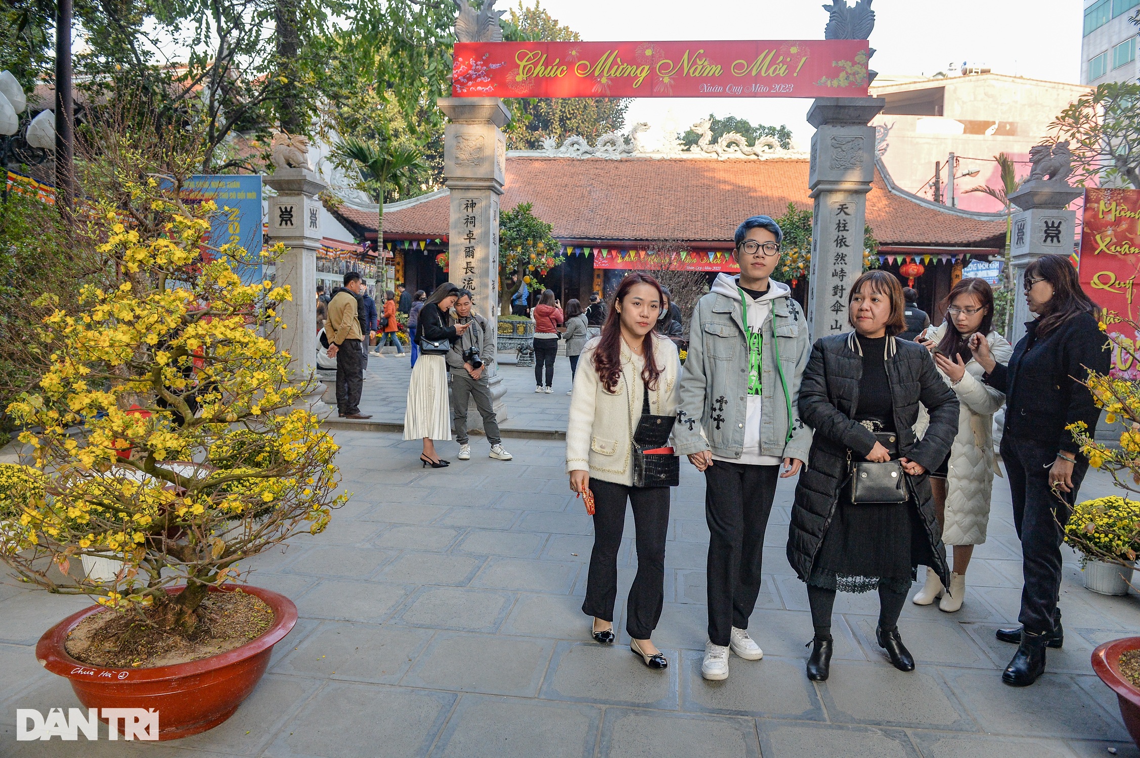 Nam thanh nữ tú tấp nập đi chùa Hà ở Hà Nội cầu duyên ngày đầu năm mới - 1