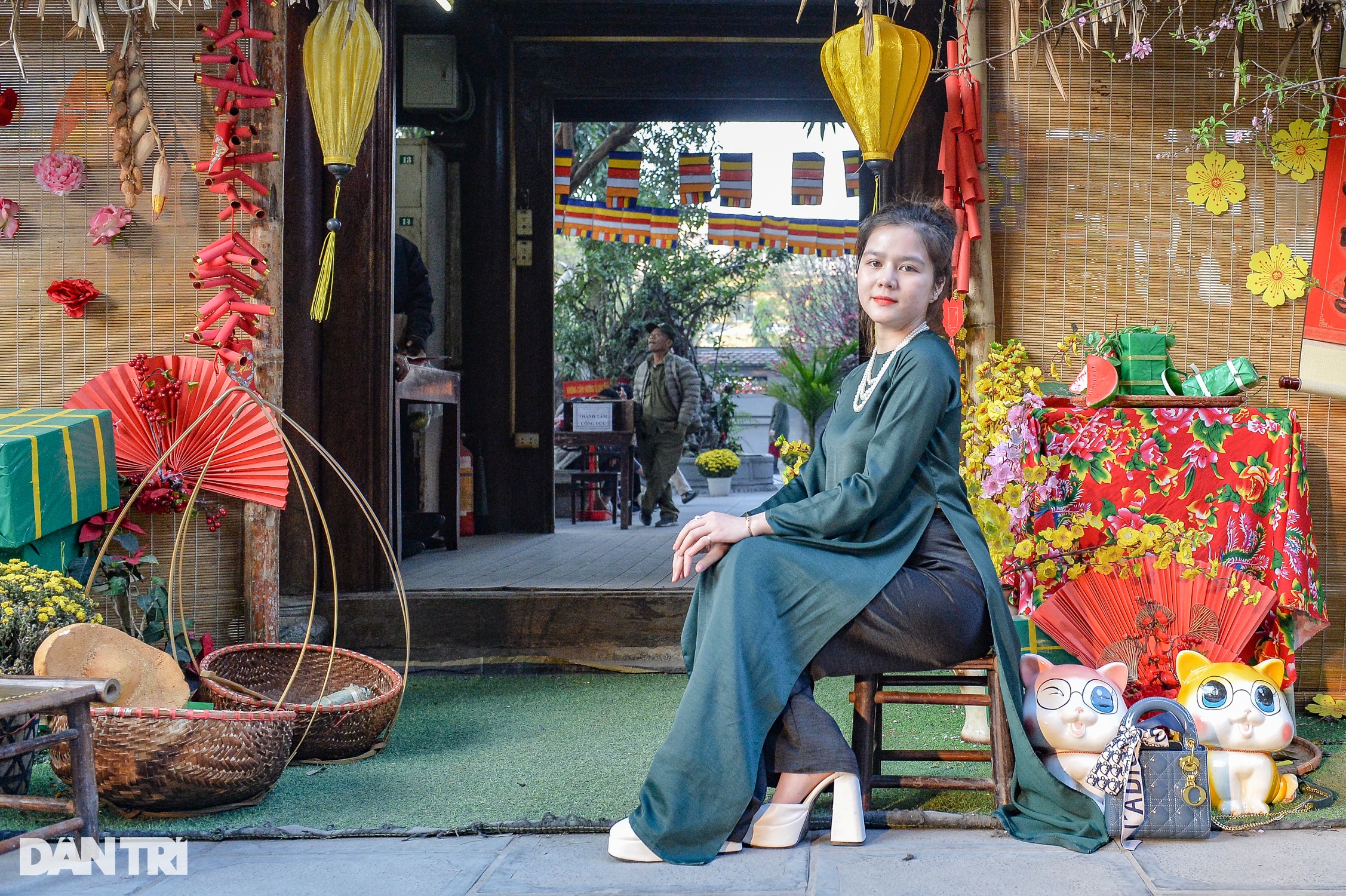 Nam thanh nữ tú tấp nập đi chùa Hà ở Hà Nội cầu duyên ngày đầu năm mới - 14 Nam thanh nữ tú tấp nập đi chùa Hà ở Hà Nội cầu duyên ngày đầu năm mới - 14