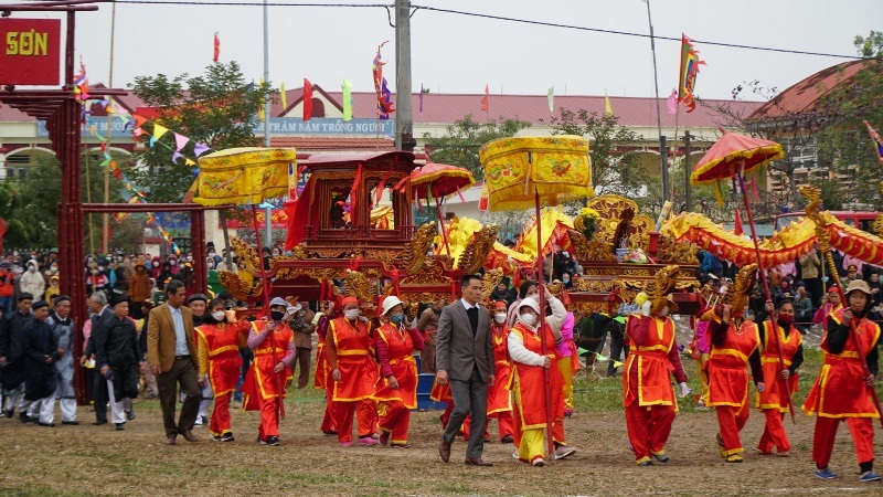 Đầu năm vua xuống ruộng đi cày - 3