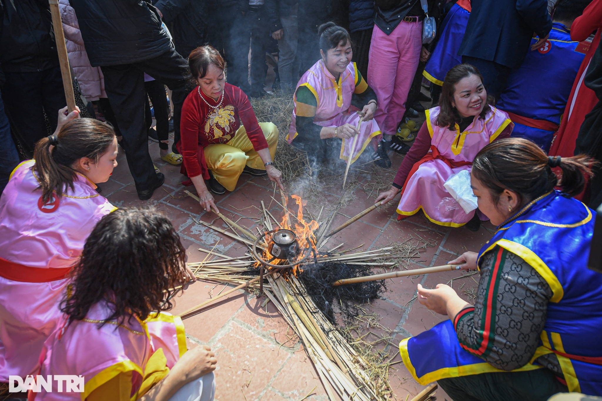 Cả làng chung tay giã gạo, thổi lửa thi nấu cơm giữa sân đình ở Hà Nội - 10
