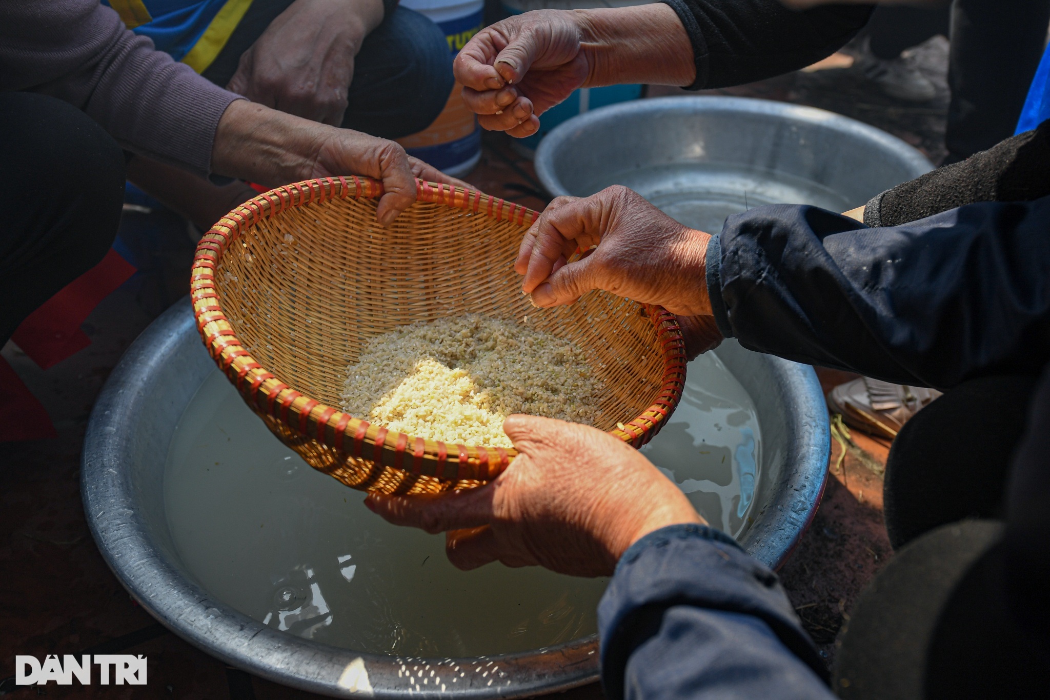 Cả làng chung tay giã gạo, thổi lửa thi nấu cơm giữa sân đình ở Hà Nội - 9