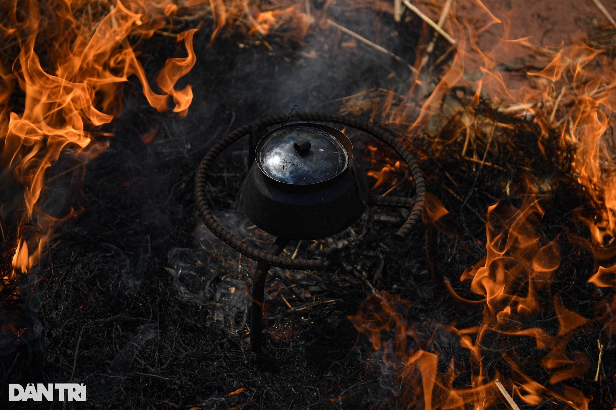 Cả làng chung tay giã gạo, thổi lửa thi nấu cơm giữa sân đình ở Hà Nội - 11