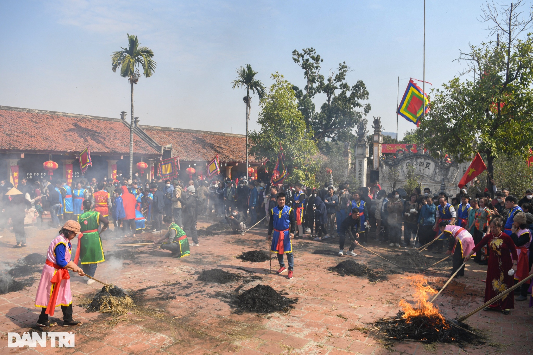 Cả làng chung tay giã gạo, thổi lửa thi nấu cơm giữa sân đình ở Hà Nội - 13