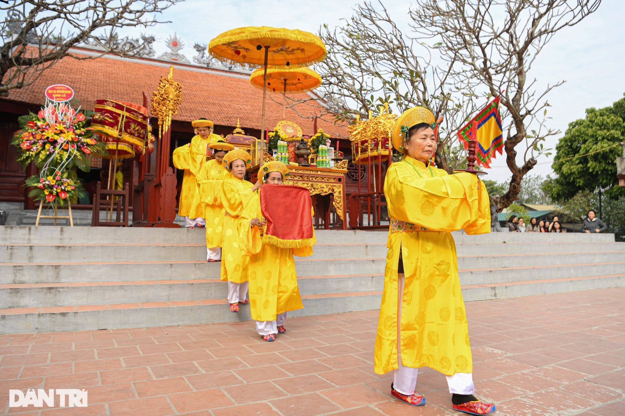 Cả làng chung tay giã gạo, thổi lửa thi nấu cơm giữa sân đình ở Hà Nội - 1