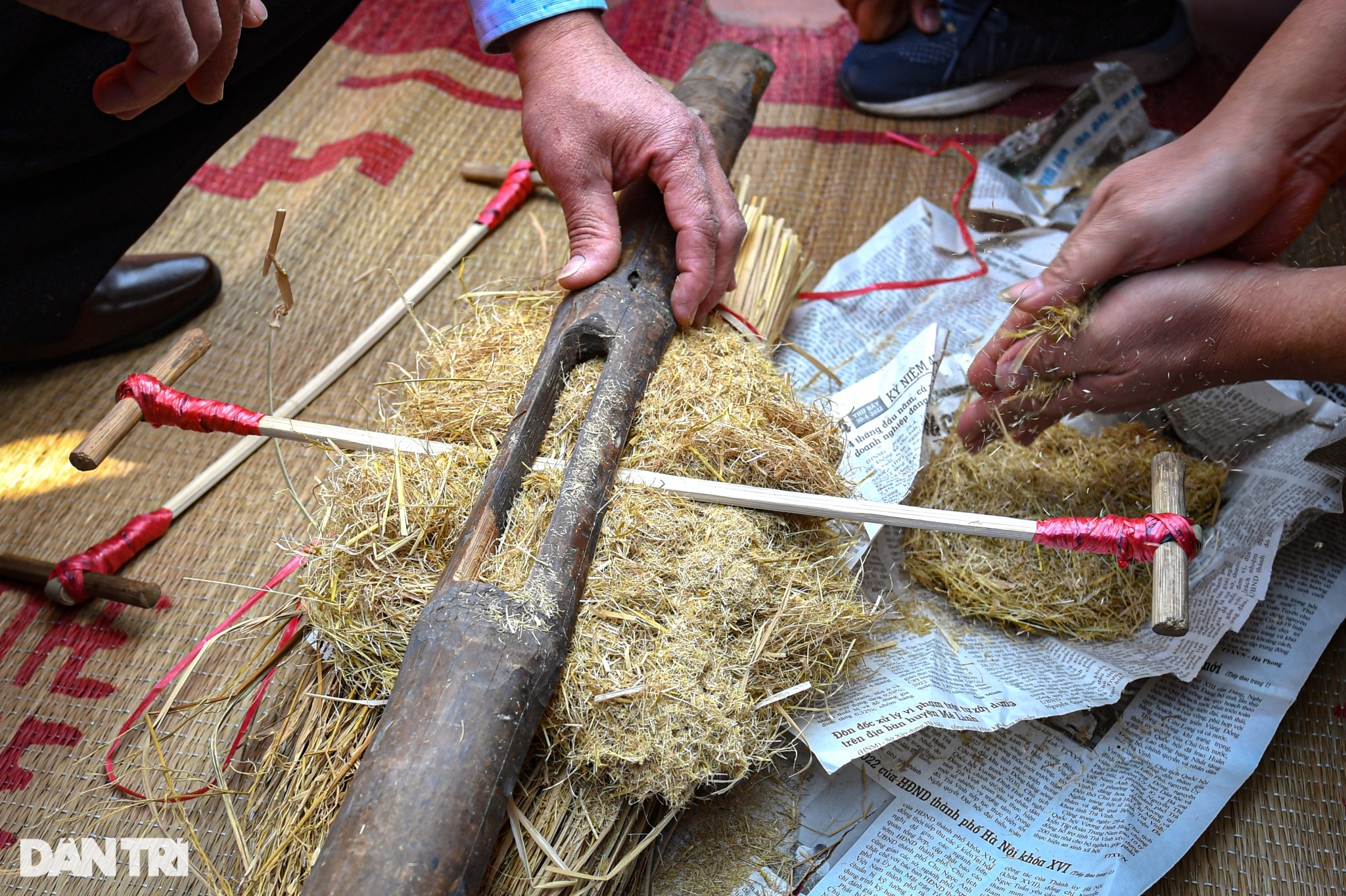 Cả làng chung tay giã gạo, thổi lửa thi nấu cơm giữa sân đình ở Hà Nội - 6