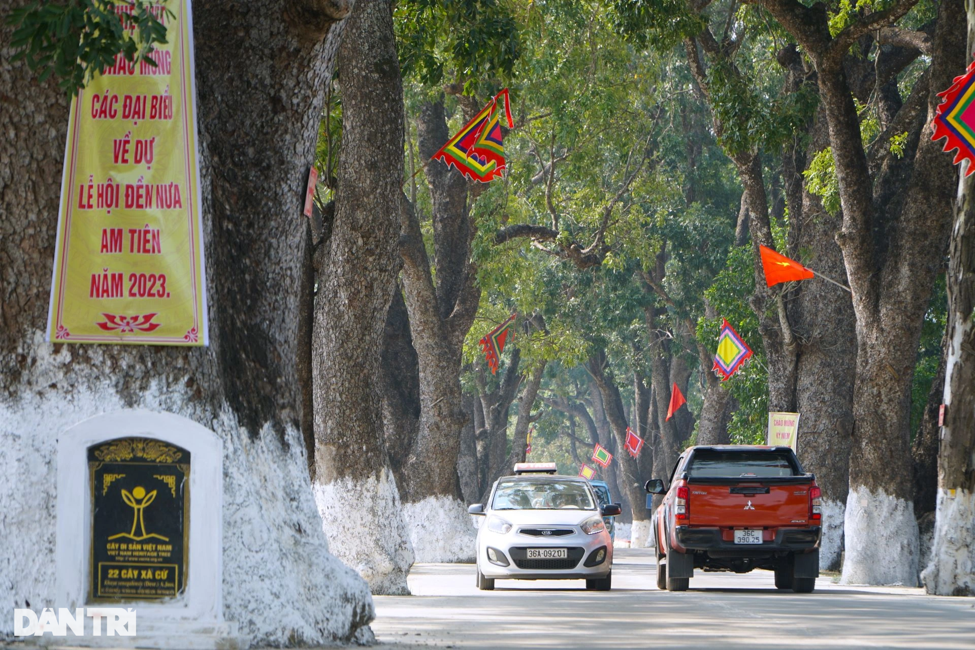 Dòng người đi quanh huyệt đạo, xoa tiền lên quả cầu đá ngày mở cổng trời - 13 Dòng người đi quanh huyệt đạo, xoa tiền lên quả cầu đá ngày mở cổng trời - 13