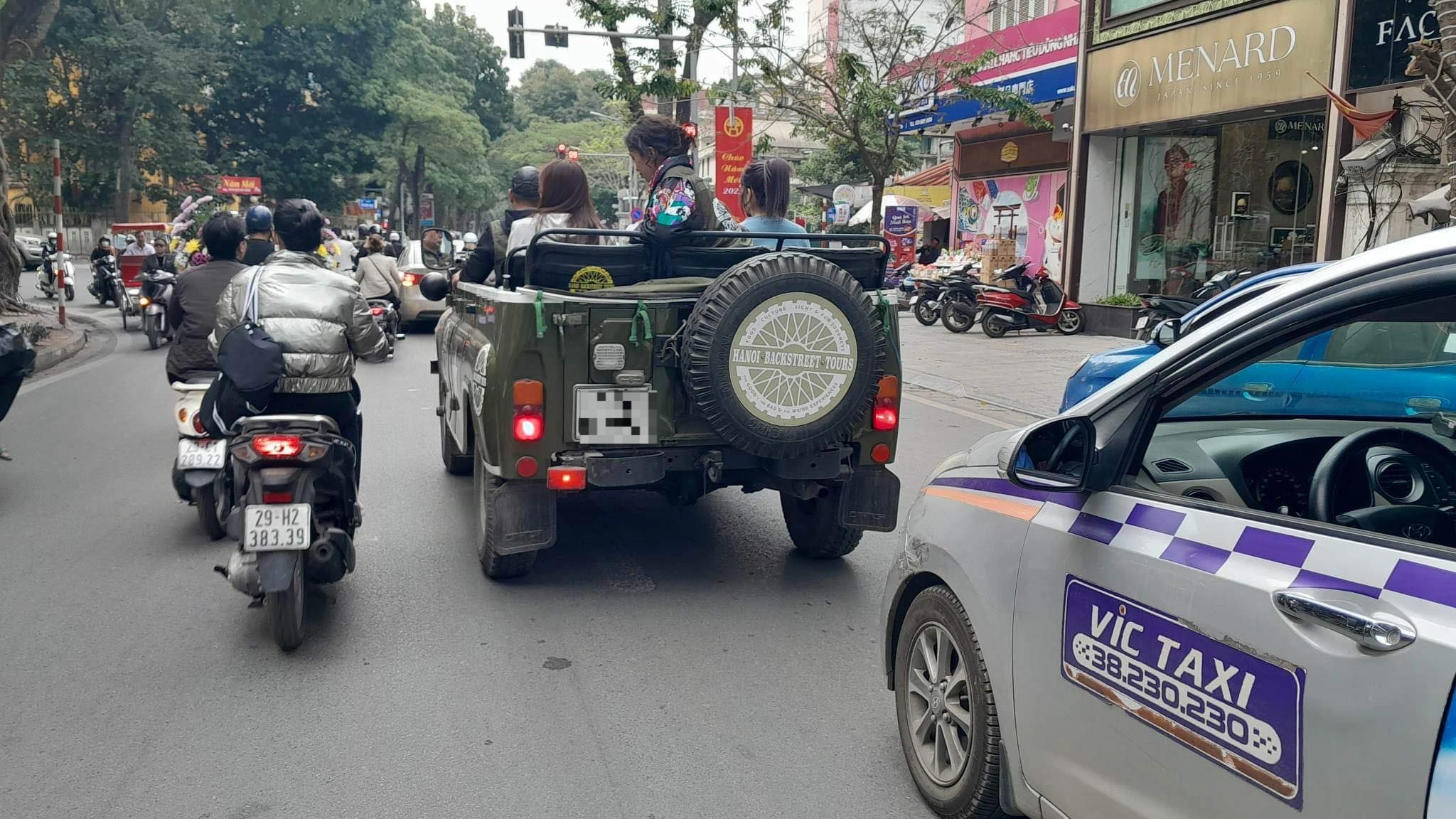 Hà Nội: Xử lý nghiêm xe quân sự cũ hoán cải để chở khách du lịch - 1