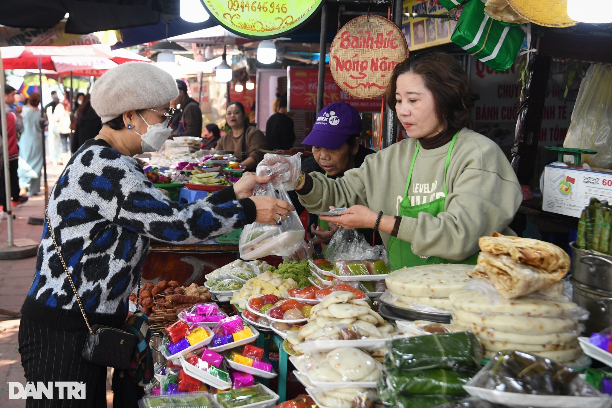 Phủ Tây Hồ đông kín người đi lễ giữa trưa ngày làm việc đầu tuần năm mới - 14