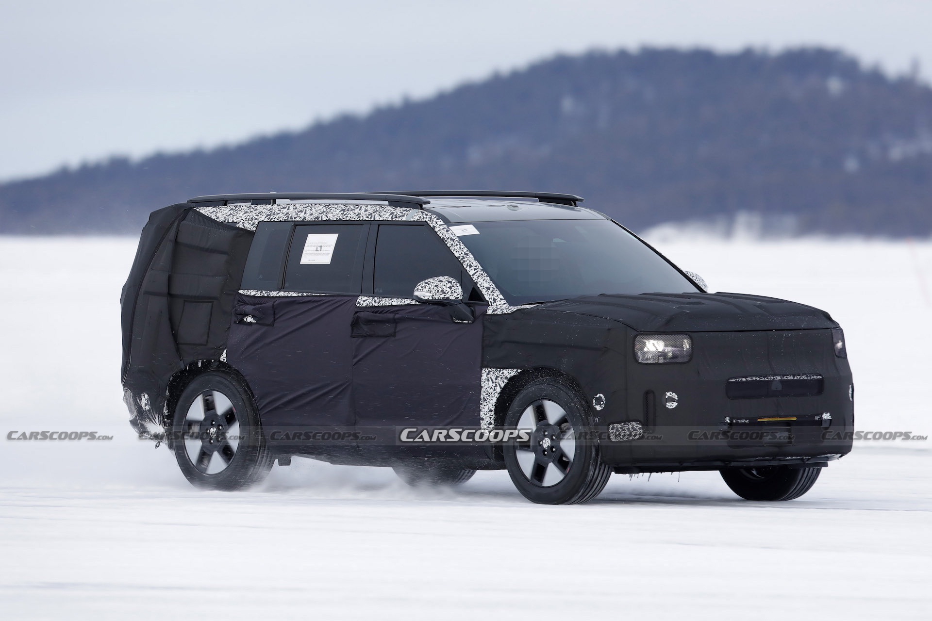 Hyundai Santa Fe 2025 tái xuất, xác nhận kiểu dáng giống Land Rover