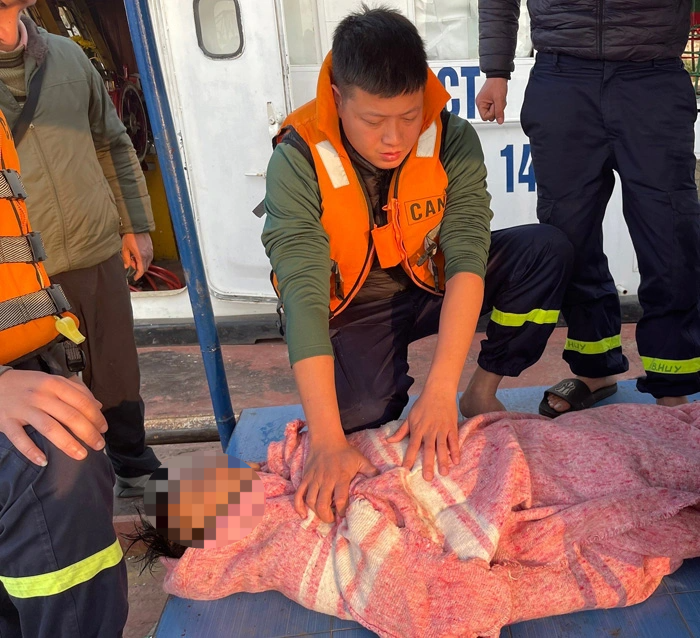 Cảnh sát cứu người đàn ông nhảy cầu Long Biên xuống sông Hồng - 1