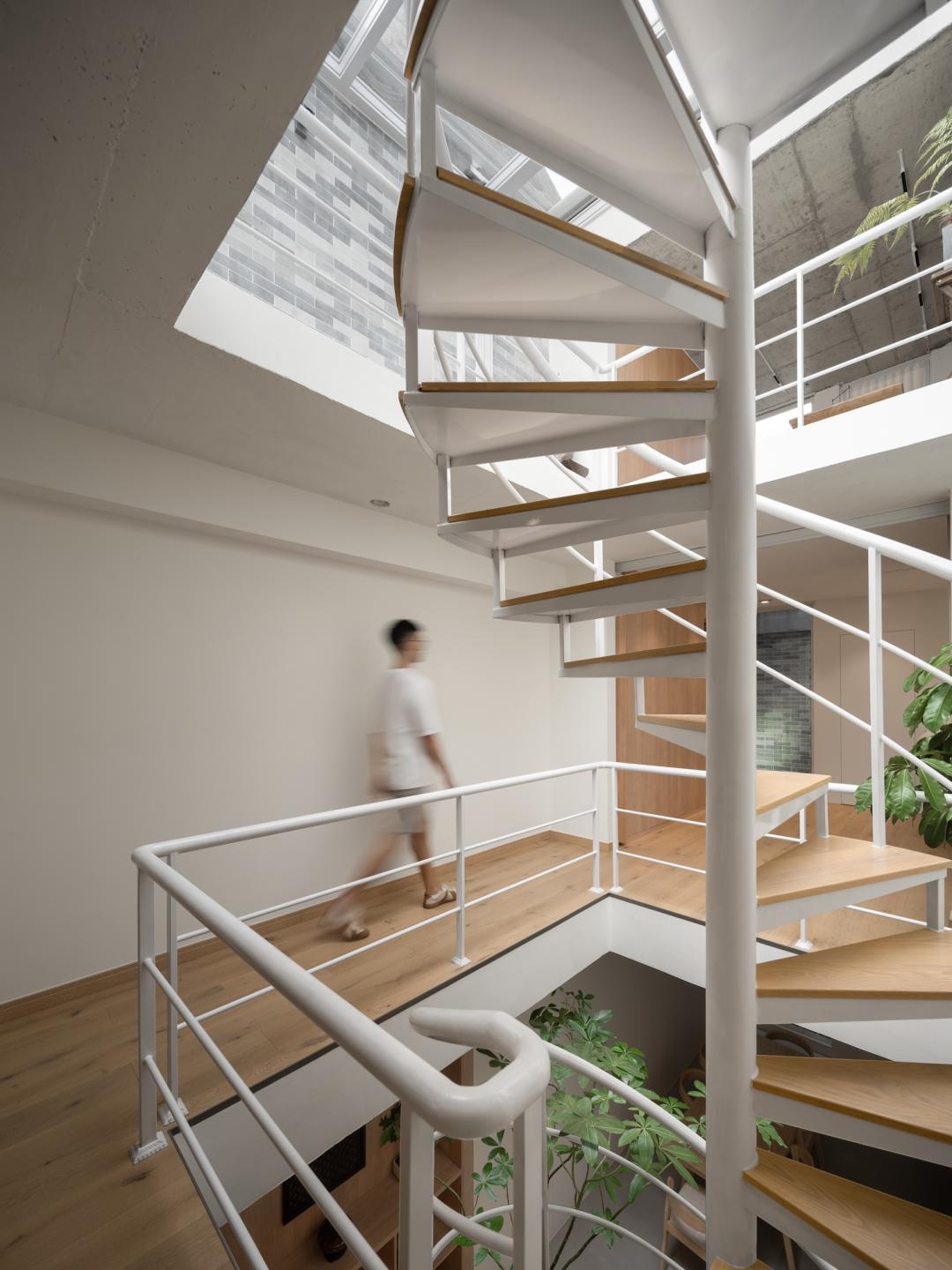 View - Căn nhà cổ cũ nát lột xác sau khi cải tạo khiến hàng xóm ngỡ ngàng | Báo Dân trí