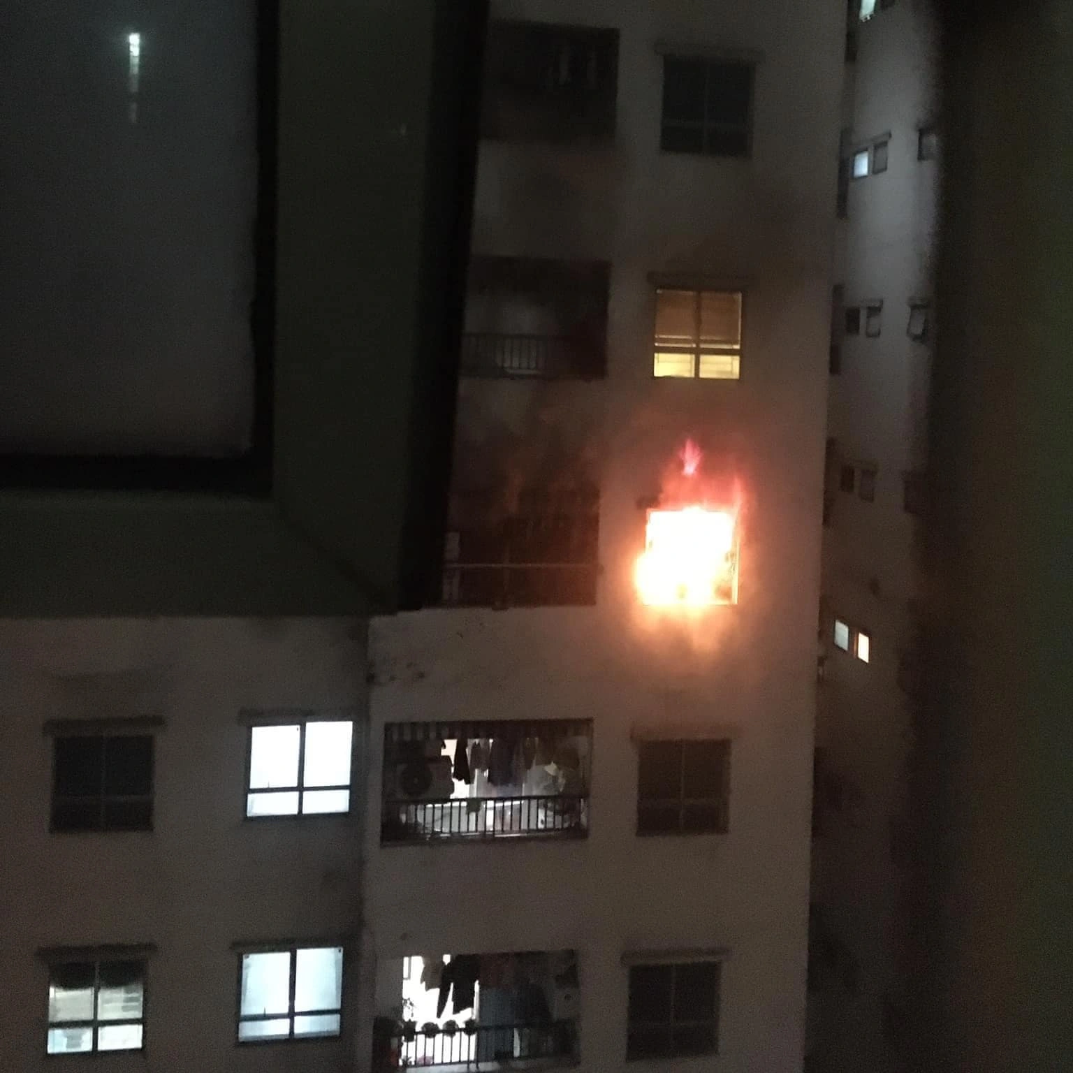 Hà Nội: Cháy lớn tại tầng 24 tòa chung cư HH Linh Đàm trong đêm - 1