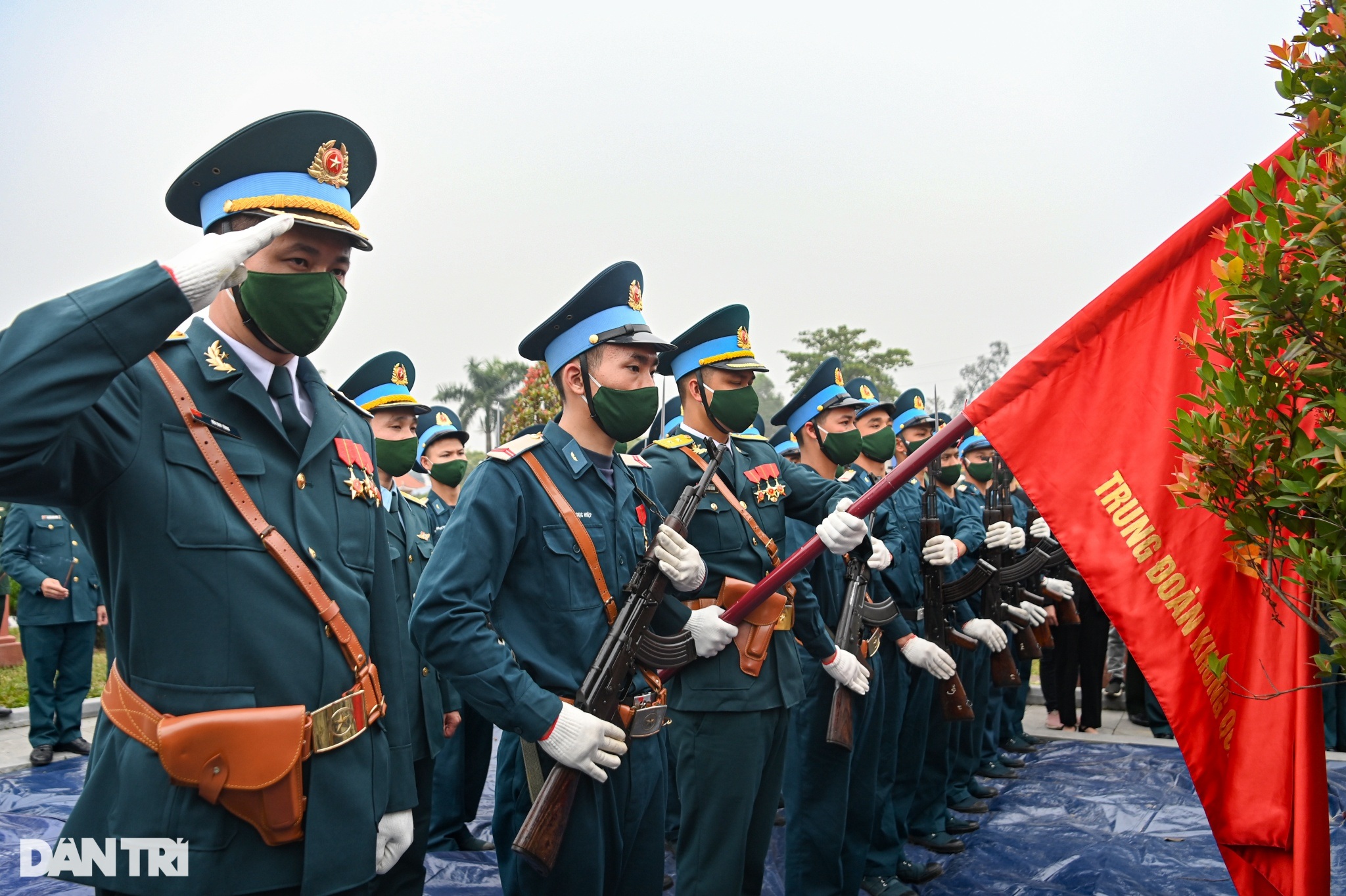 Xúc động tiễn biệt Thiếu tá, phi công Trần Ngọc Duy về đất mẹ - 15 Xúc động tiễn biệt Thiếu tá, phi công Trần Ngọc Duy về đất mẹ - 15
