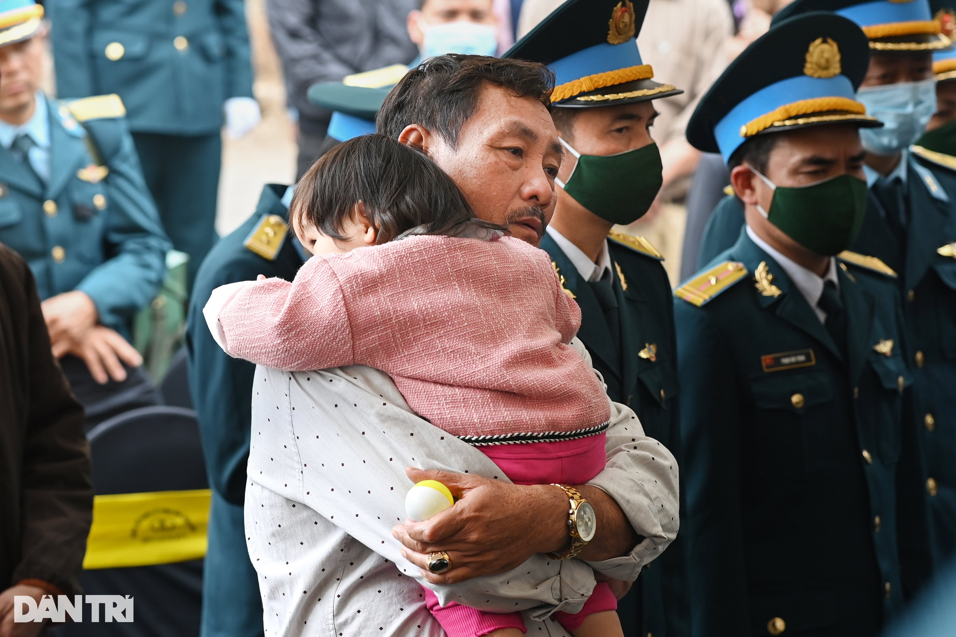 Phi công Su-22 hy sinh: Bố mất rồi, chúng mình sao thành gia đình được mẹ - 1